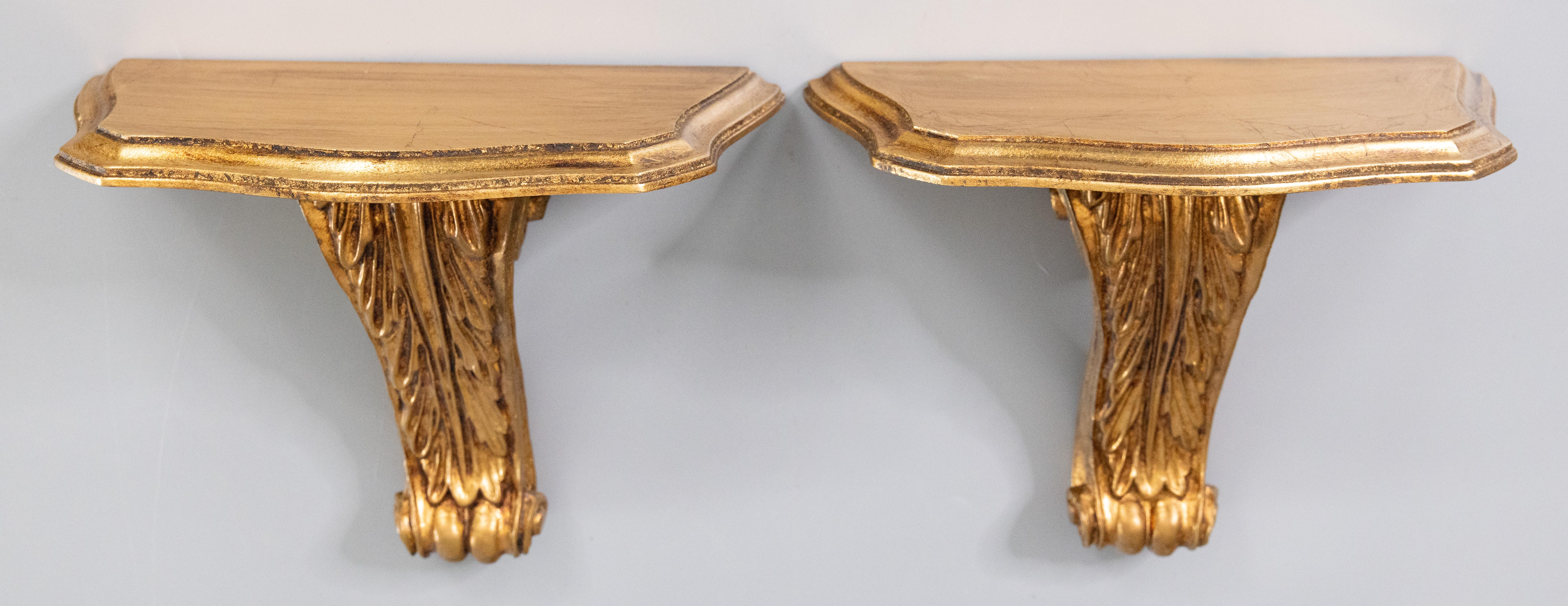 Un'incantevole coppia di mensole da parete vintage in stile neoclassico italiano della metà del secolo, in legno dorato e gesso, con foglie d'acanto intagliate a mano. Marchio 