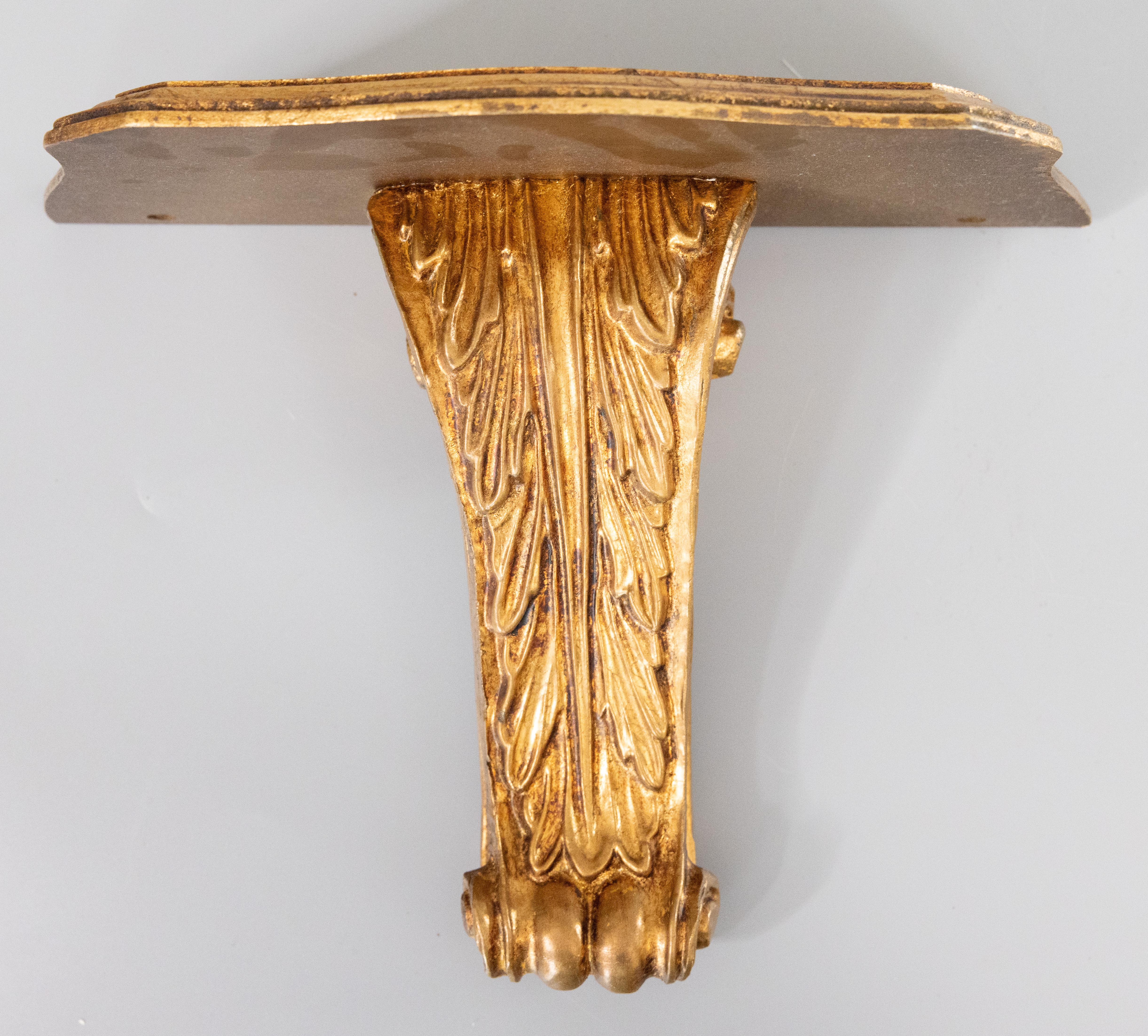 Italiano Coppia di mensole da parete in legno dorato italiano in stile neoclassico della metà del secolo scorso in vendita