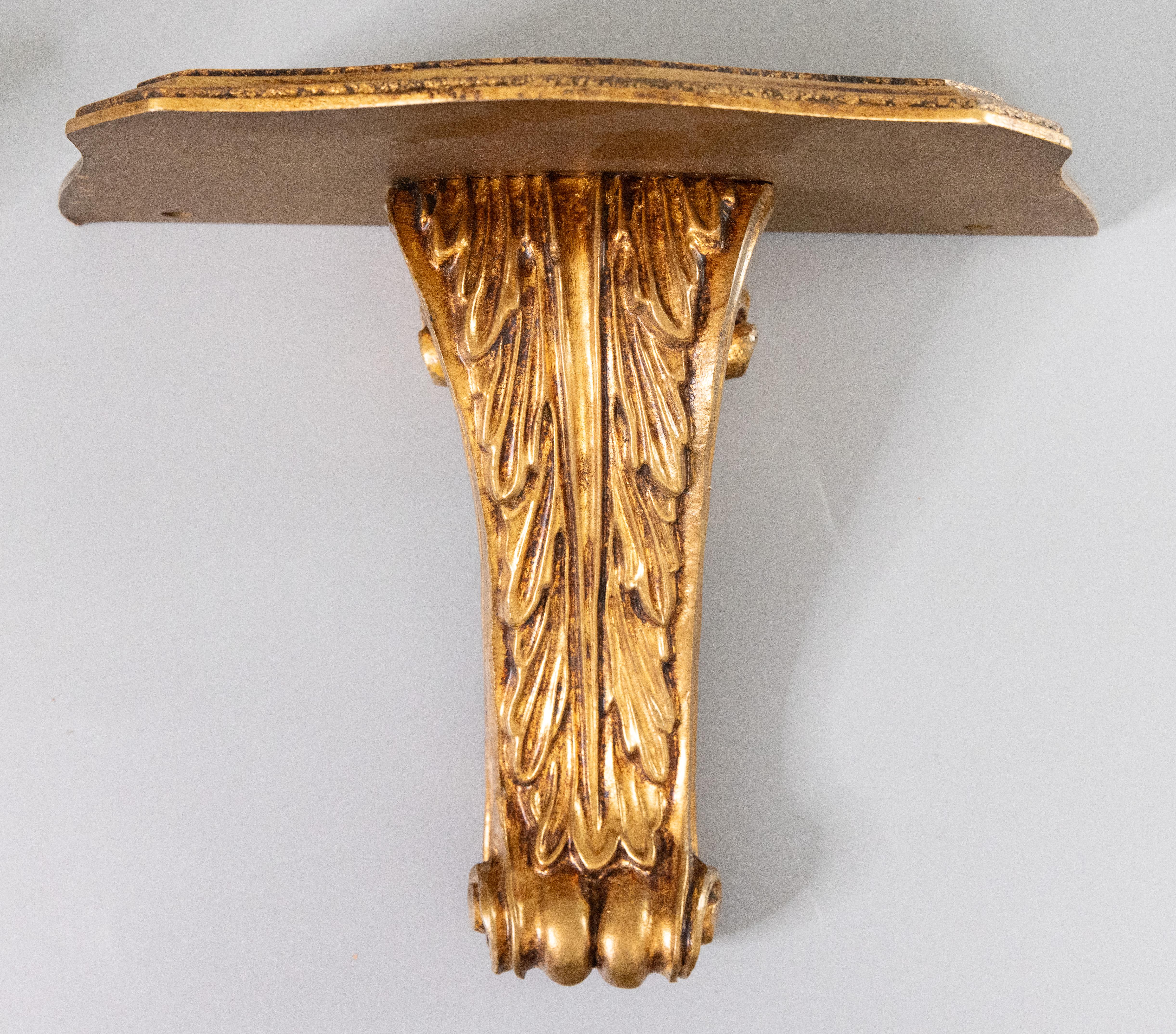 Coppia di mensole da parete in legno dorato italiano in stile neoclassico della metà del secolo scorso In condizioni buone in vendita a Pearland, TX