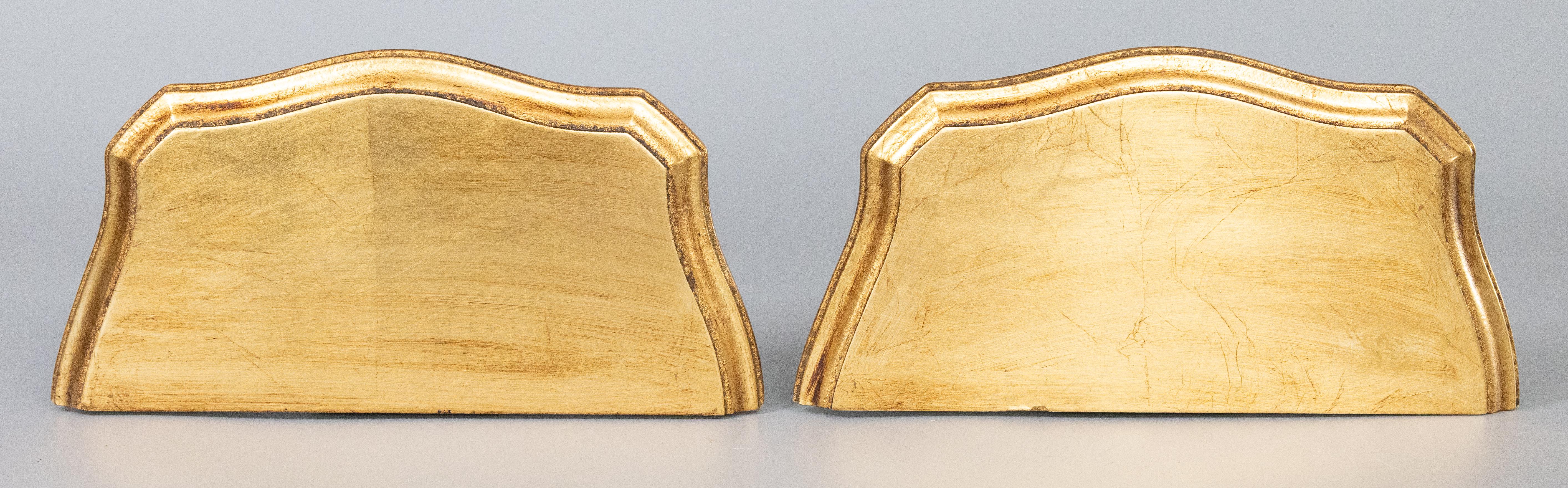 XX secolo Coppia di mensole da parete in legno dorato italiano in stile neoclassico della metà del secolo scorso in vendita