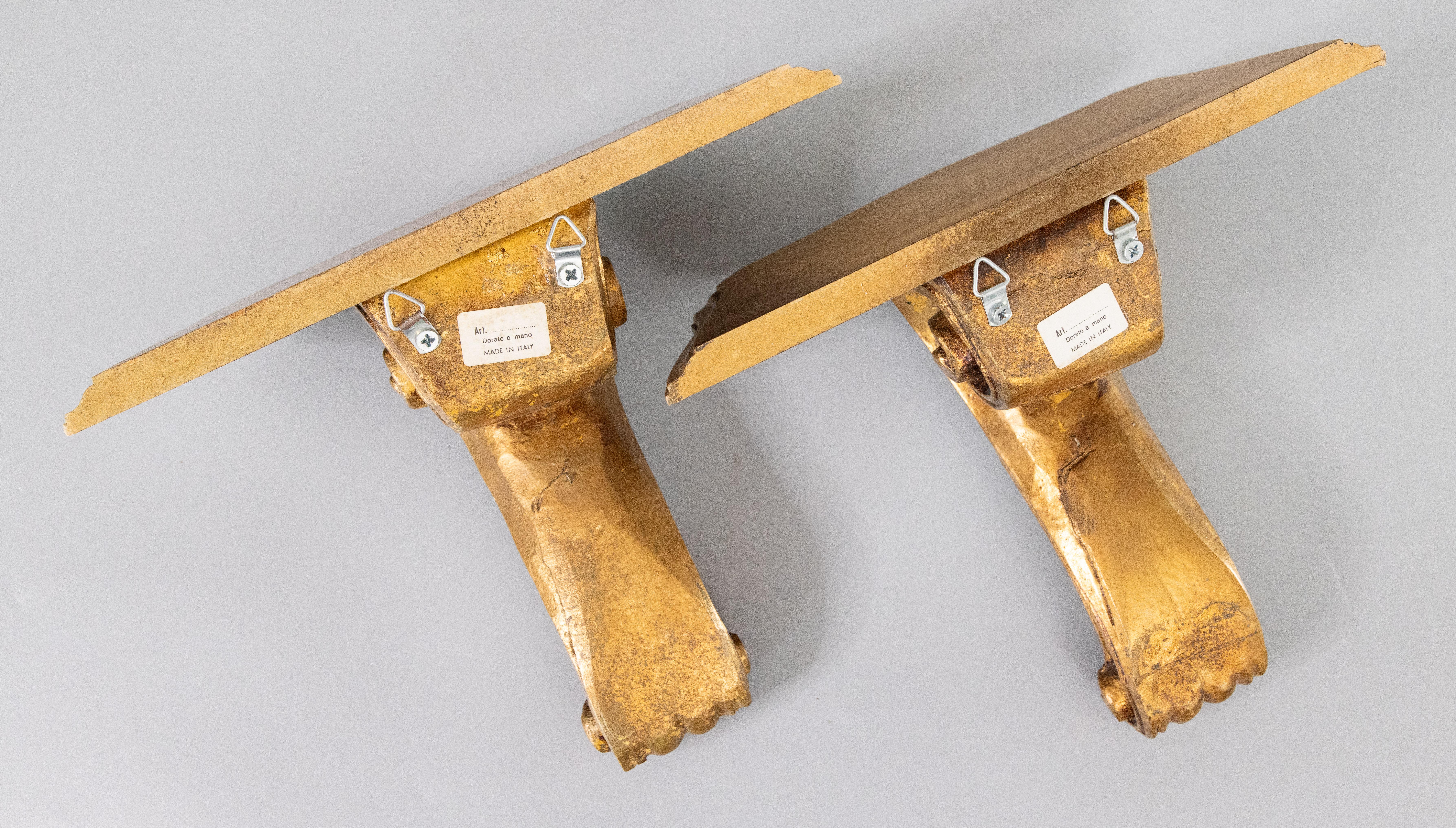 Legno dorato Coppia di mensole da parete in legno dorato italiano in stile neoclassico della metà del secolo scorso in vendita