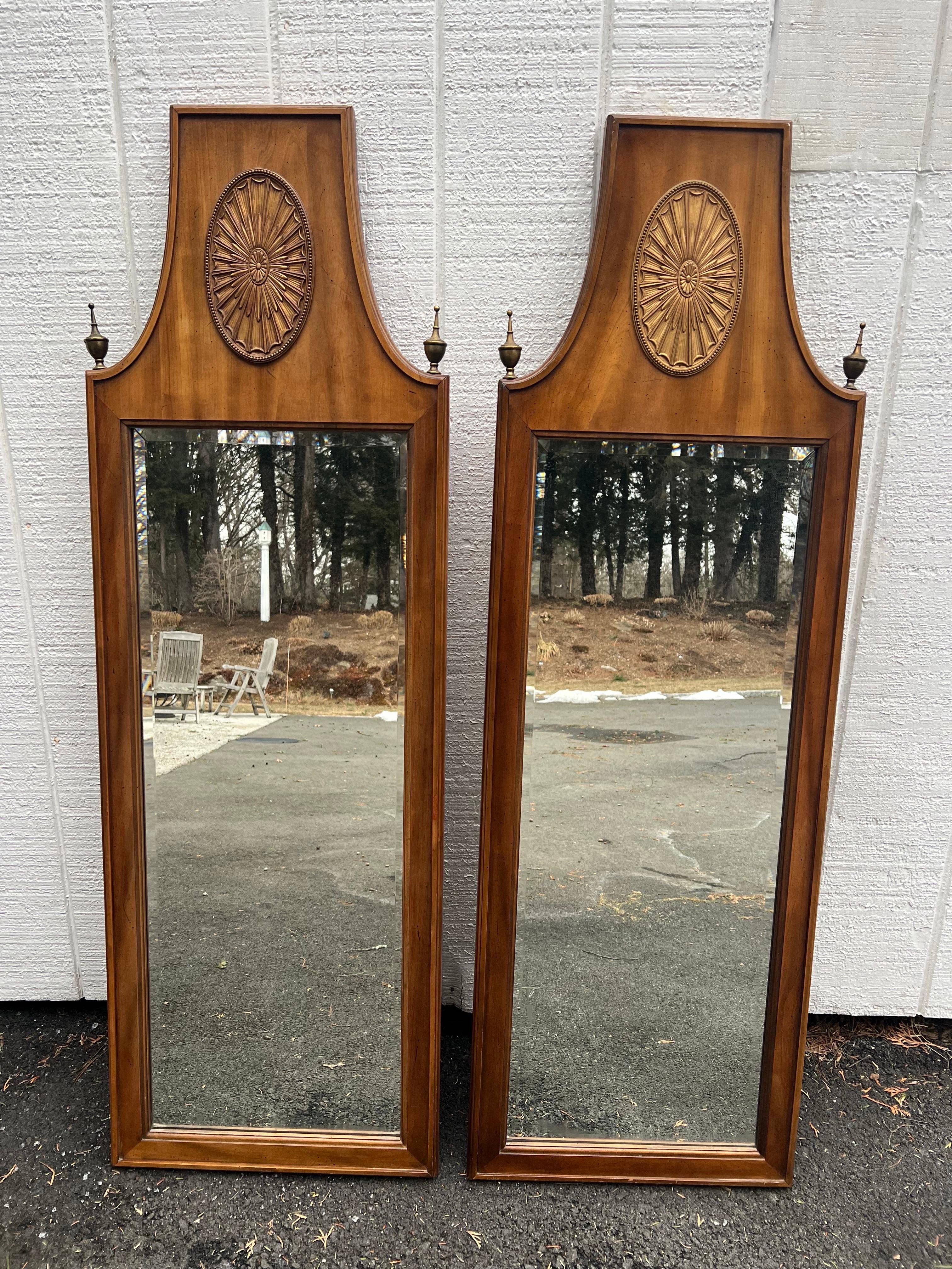 Coppia di specchi in stile neoclassico della metà del secolo scorso In condizioni buone in vendita a Redding, CT