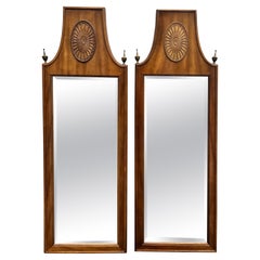 Paire de miroirs de style néoclassique du milieu du siècle dernier