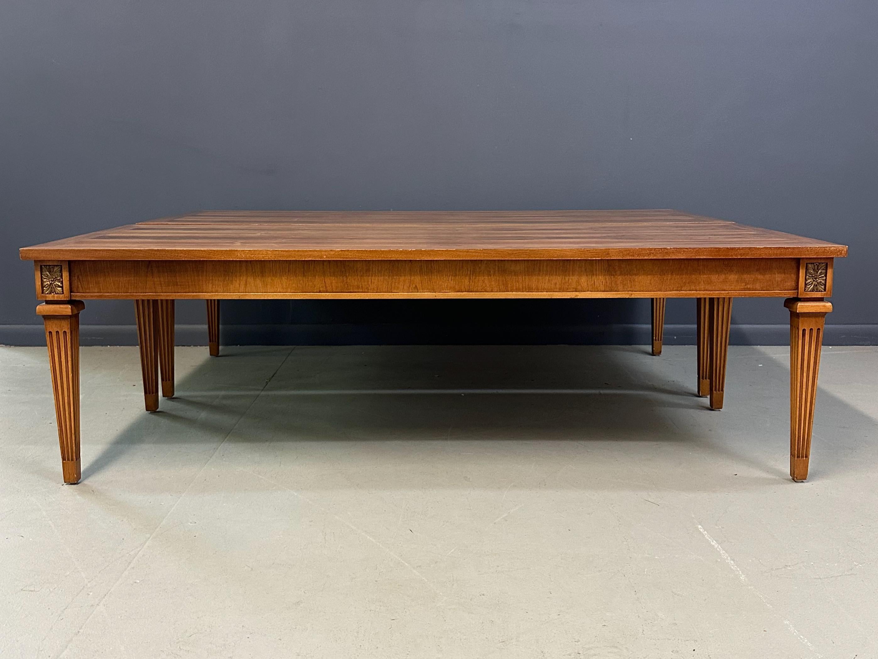 Paire de tables de style néoclassique du milieu du siècle avec plateaux en bois de rose et pieds cannelés en vente 3