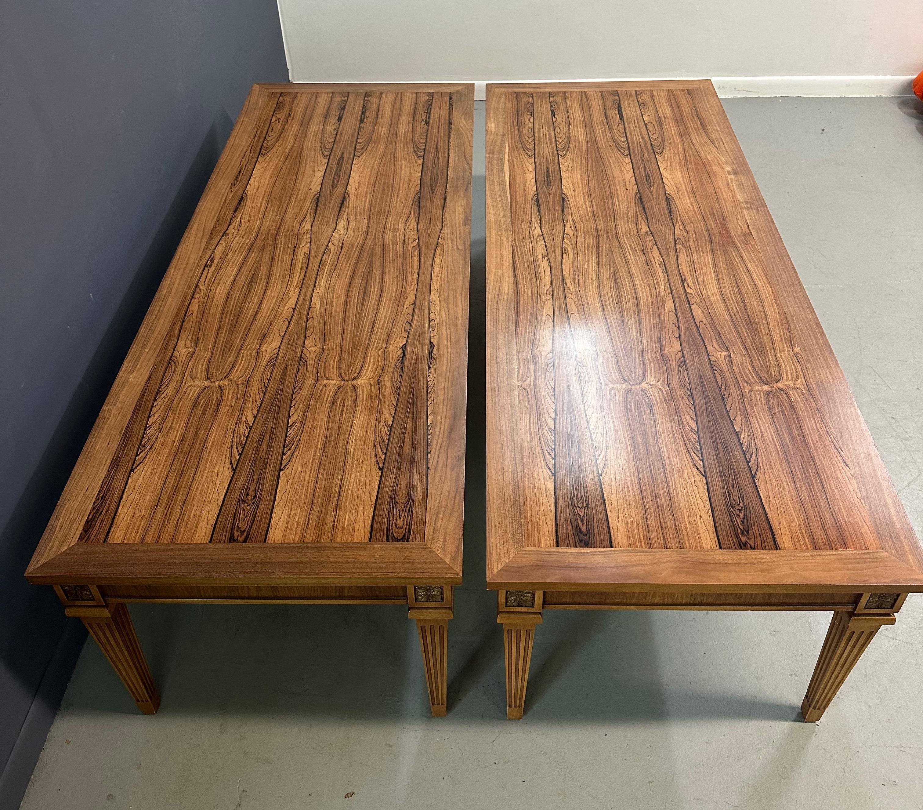 Paire de tables de style néoclassique du milieu du siècle avec plateaux en bois de rose et pieds cannelés en vente 4