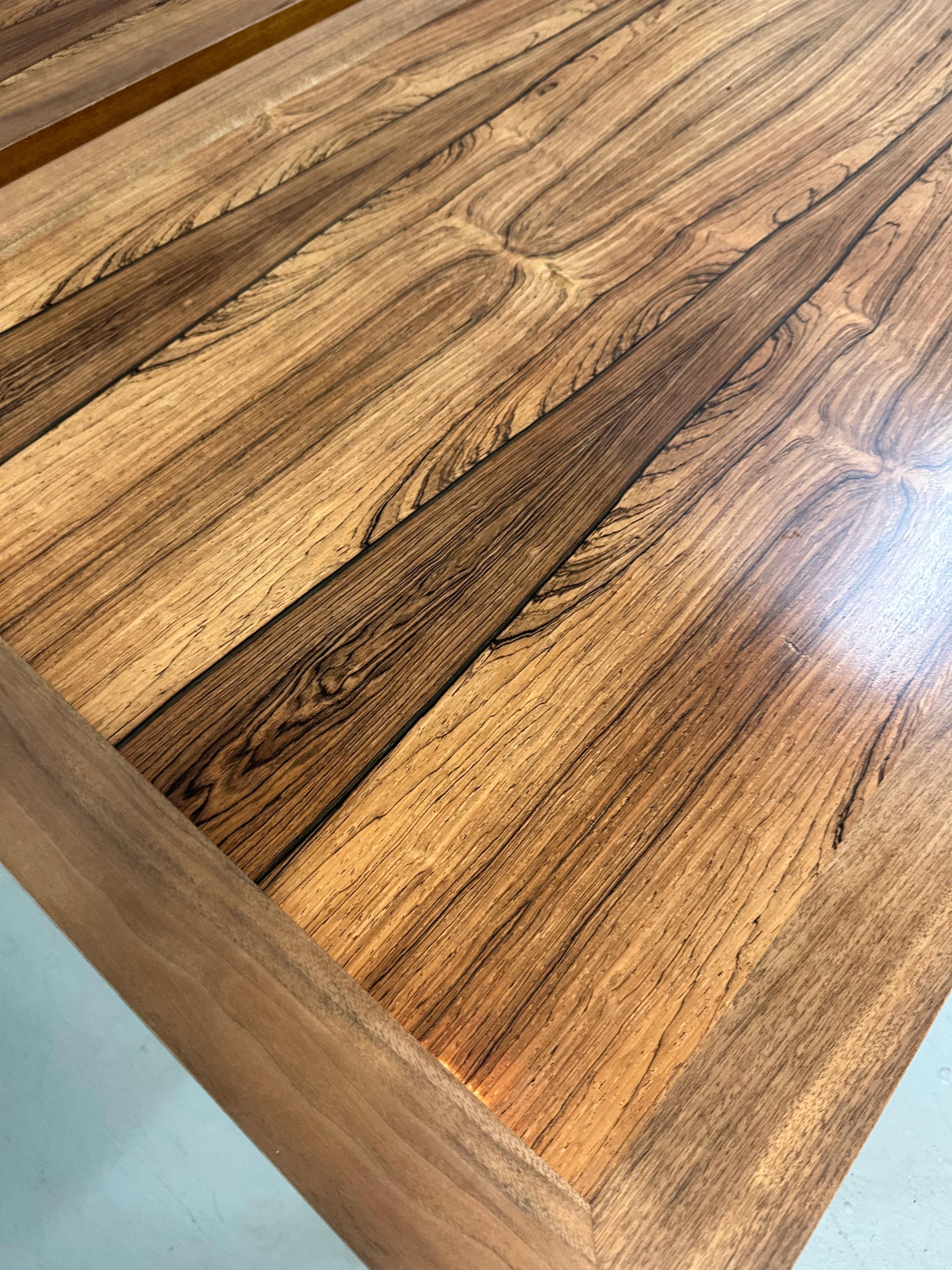 Paire de tables de style néoclassique du milieu du siècle avec plateaux en bois de rose et pieds cannelés en vente 5