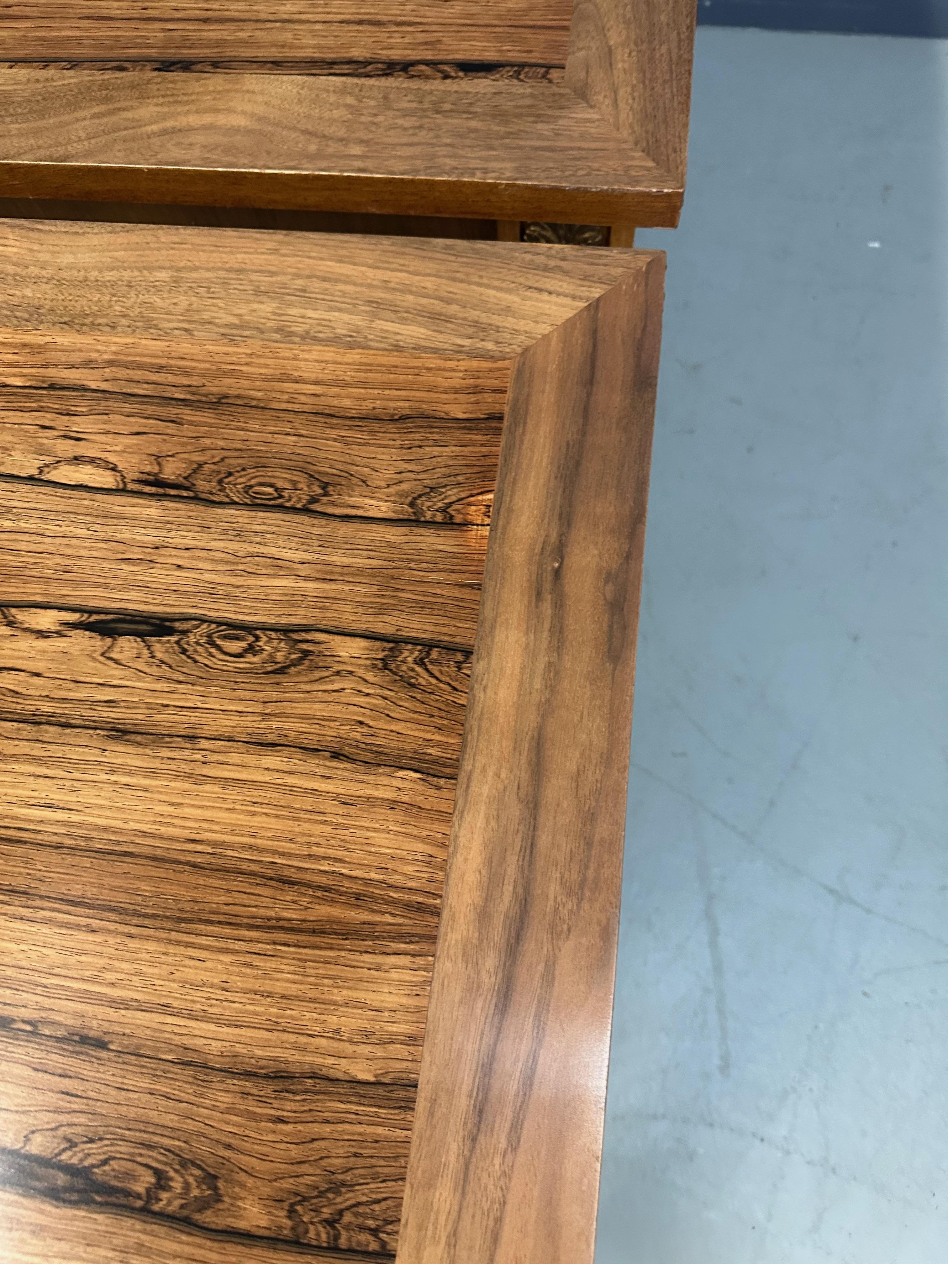 Paire de tables de style néoclassique du milieu du siècle avec plateaux en bois de rose et pieds cannelés en vente 6