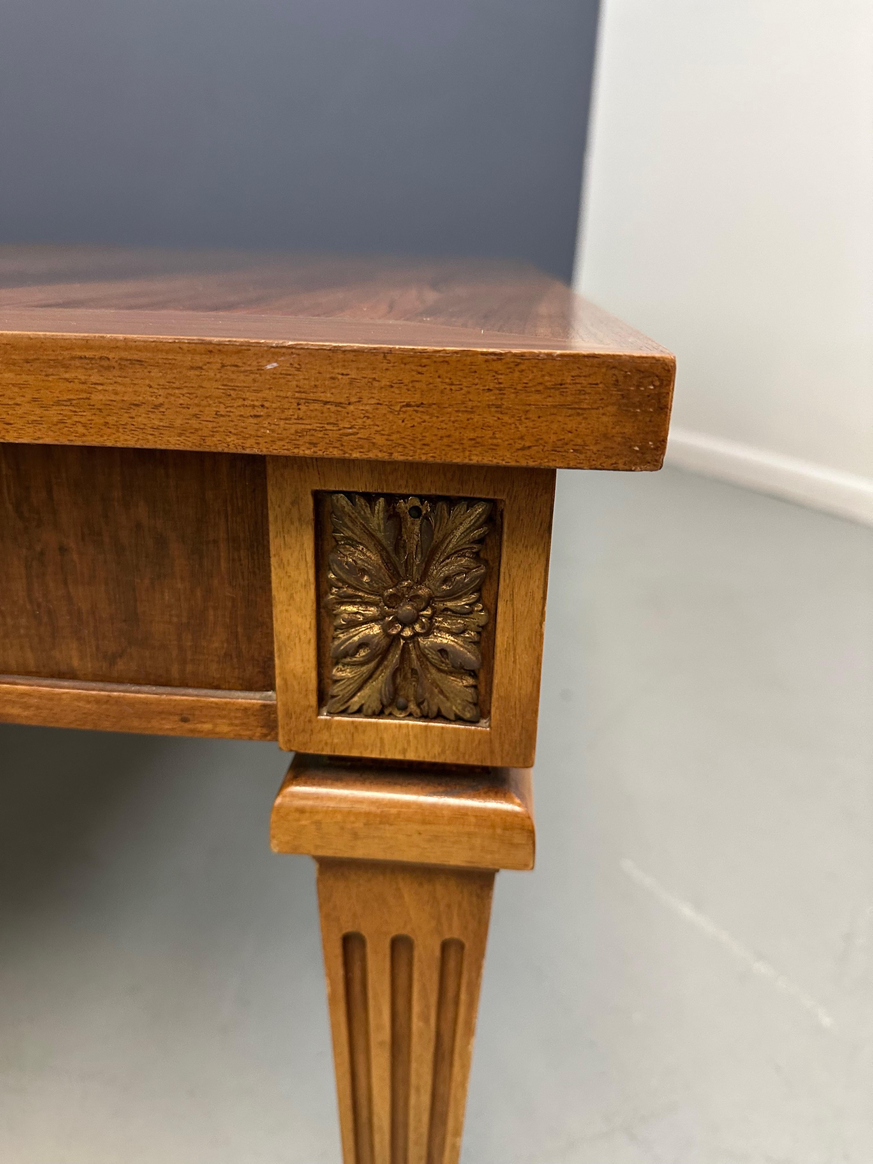 Paire de tables de style néoclassique du milieu du siècle avec plateaux en bois de rose et pieds cannelés en vente 7