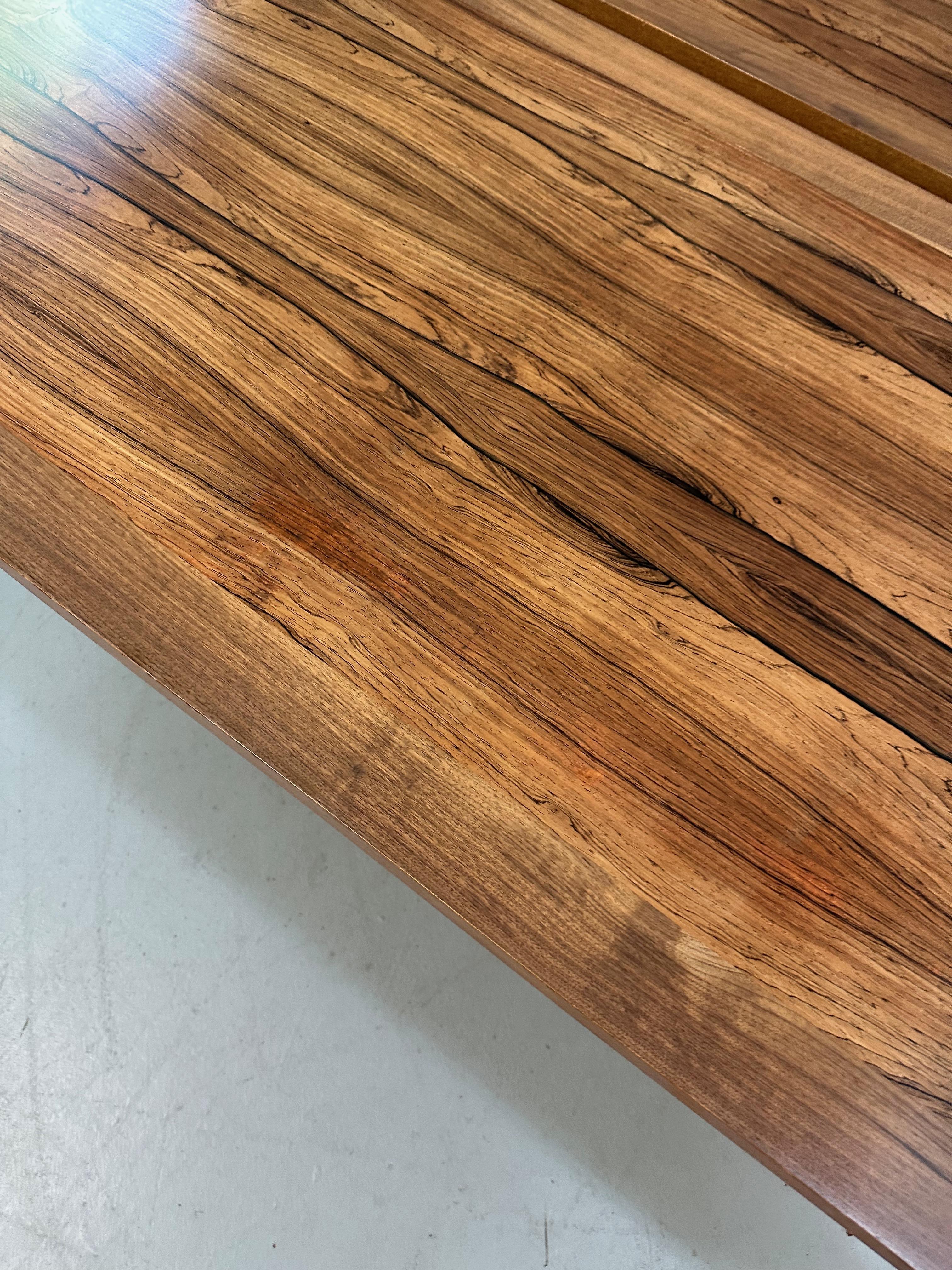 Paire de tables de style néoclassique du milieu du siècle avec plateaux en bois de rose et pieds cannelés en vente 8