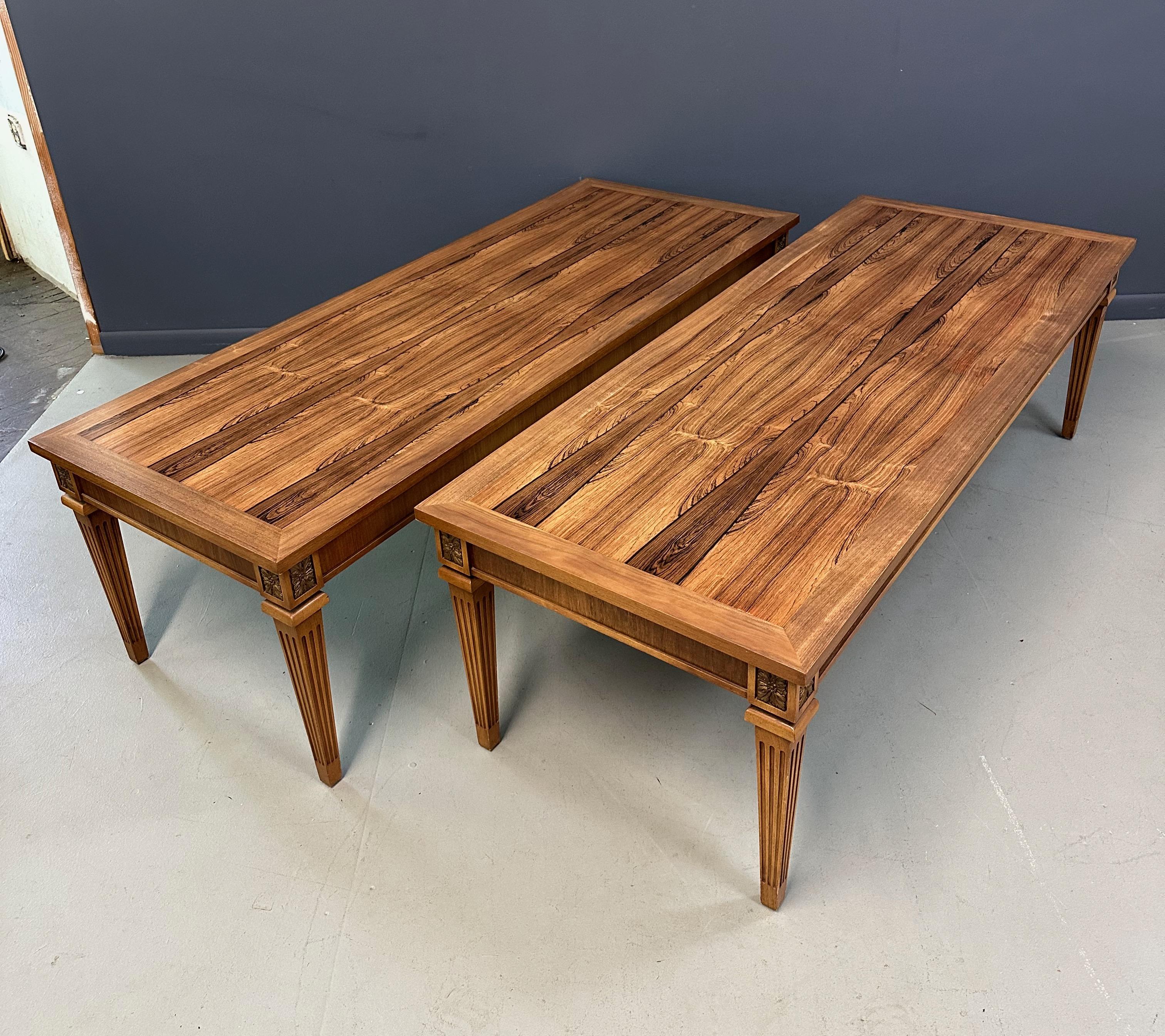 Paire de tables raffinées de style néoclassique du milieu du XXe siècle, avec des plateaux en bois de rose remarquables sur d'élégants pieds fuselés. Chaque pied est finement cannelé à la manière du style Louis XVI, se termine par des pieds carrés