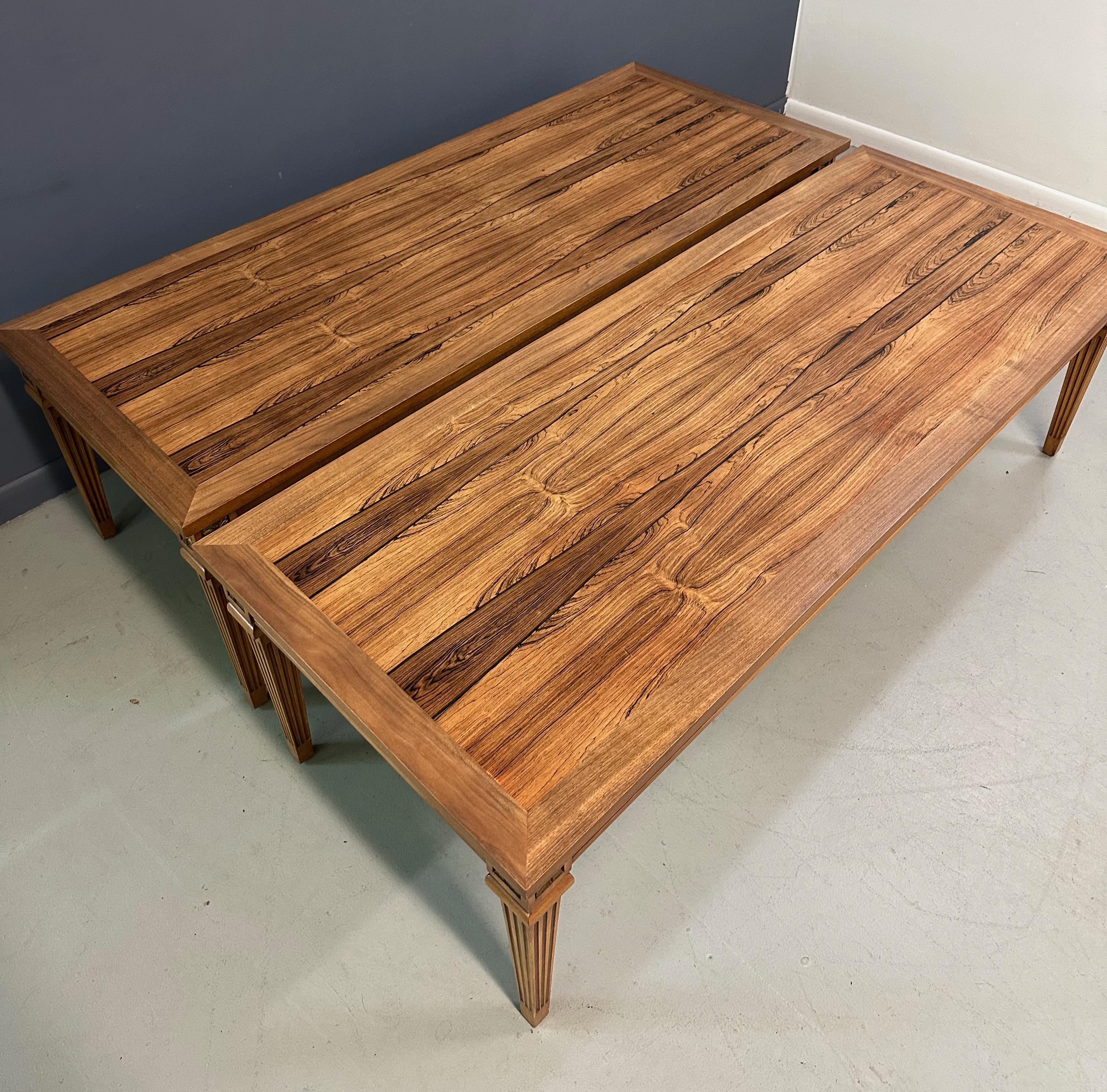 Néo-classique Paire de tables de style néoclassique du milieu du siècle avec plateaux en bois de rose et pieds cannelés en vente