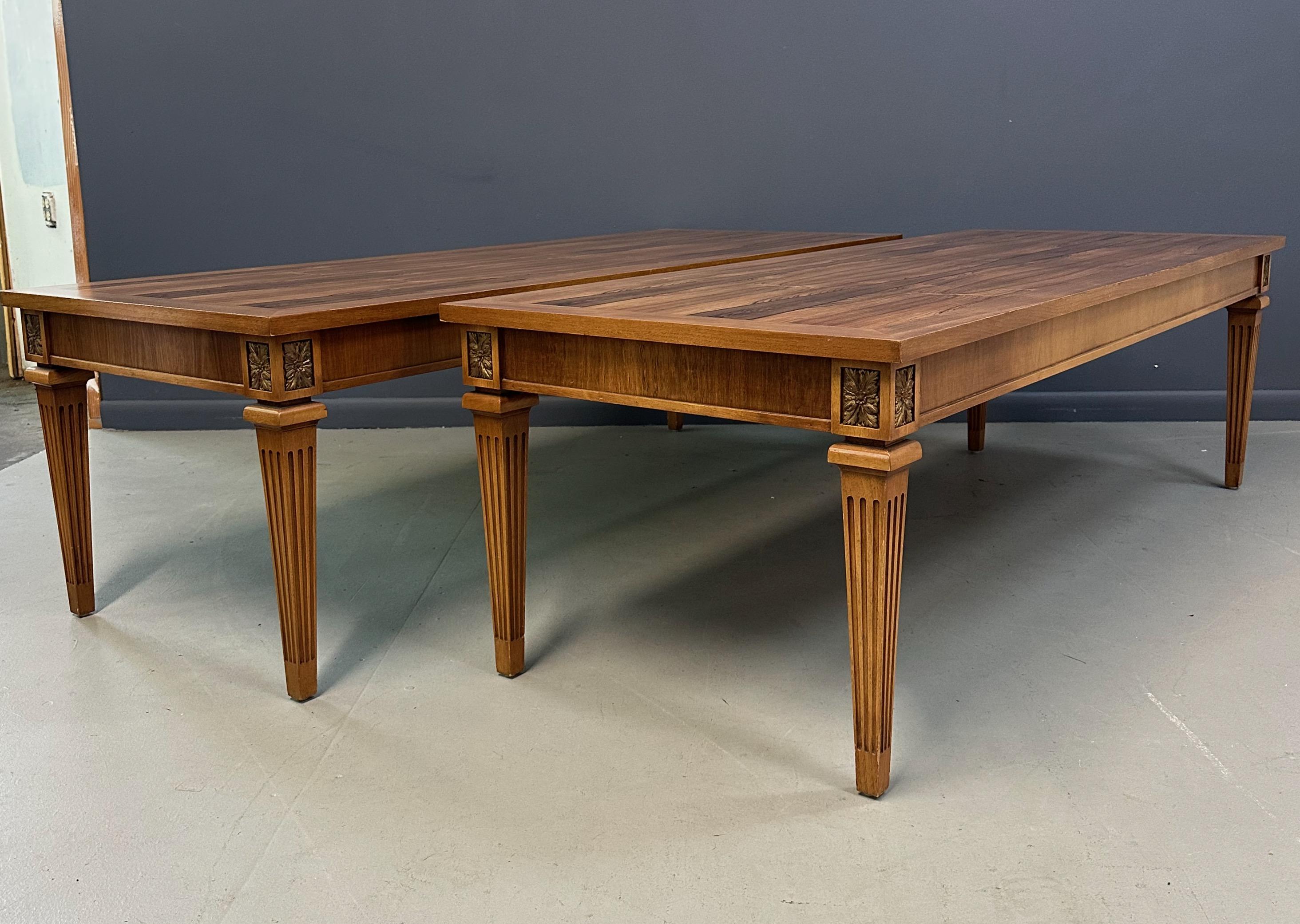 Nord-américain Paire de tables de style néoclassique du milieu du siècle avec plateaux en bois de rose et pieds cannelés en vente