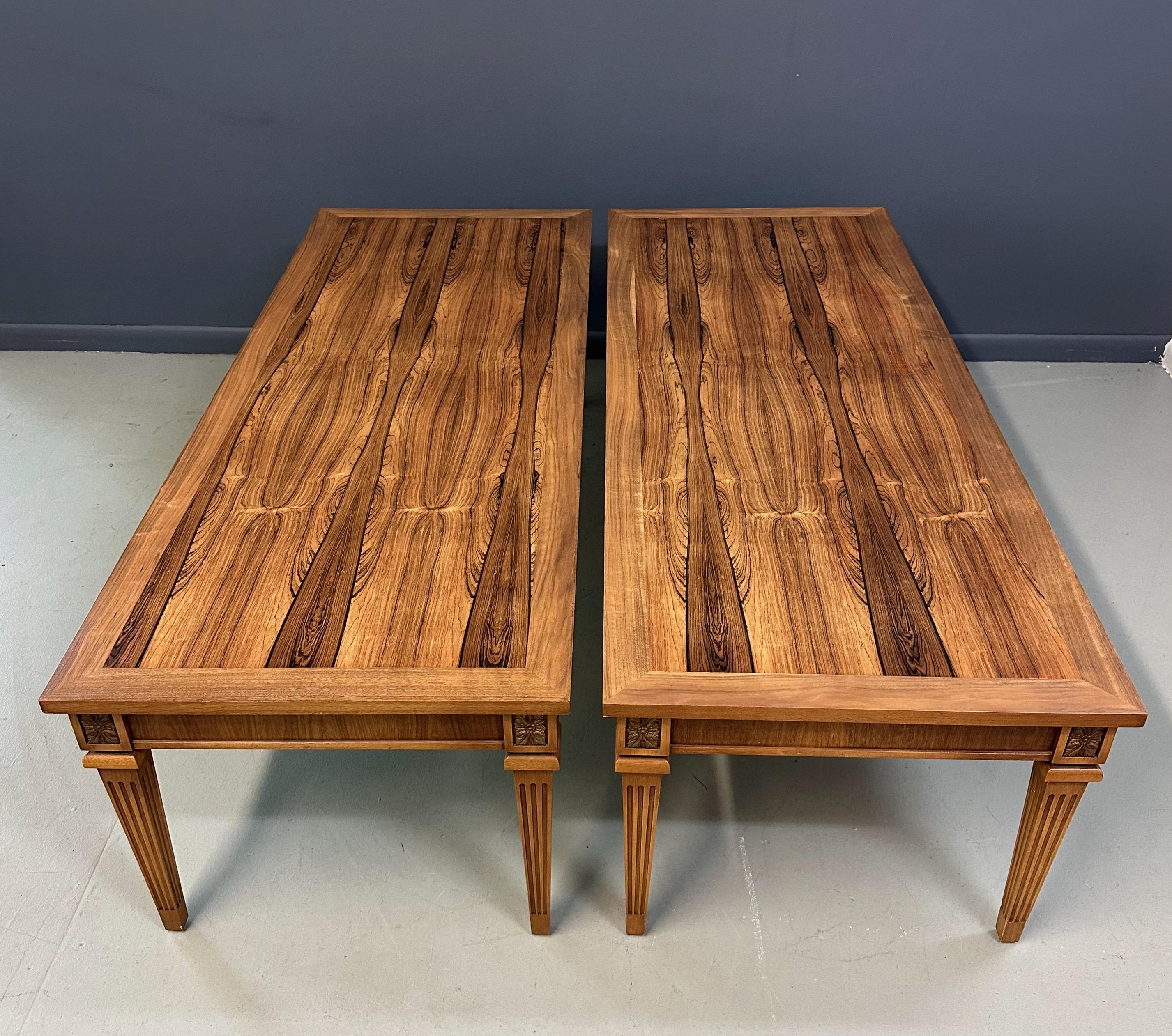 Paire de tables de style néoclassique du milieu du siècle avec plateaux en bois de rose et pieds cannelés Bon état - En vente à Philadelphia, PA