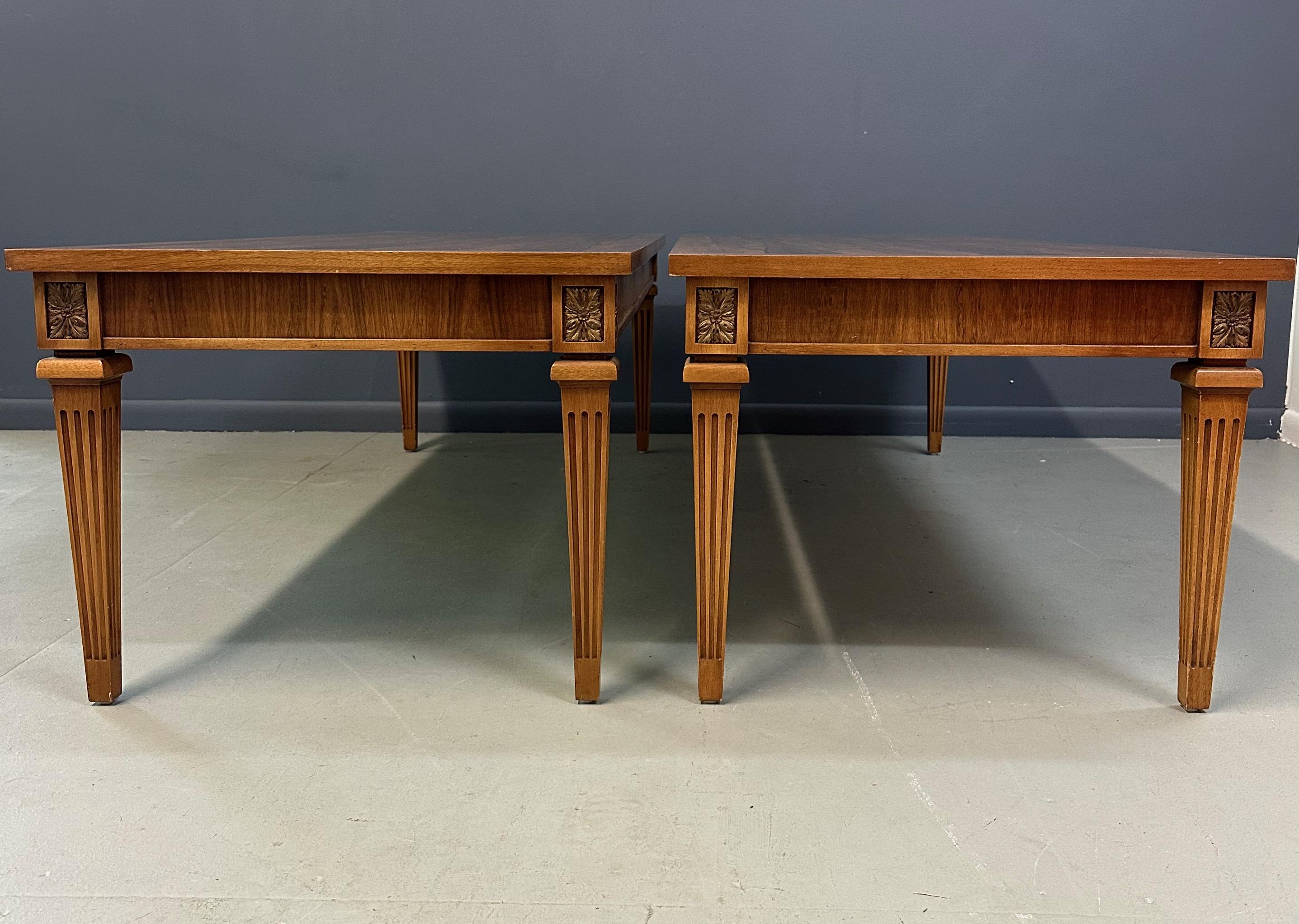 20ième siècle Paire de tables de style néoclassique du milieu du siècle avec plateaux en bois de rose et pieds cannelés en vente