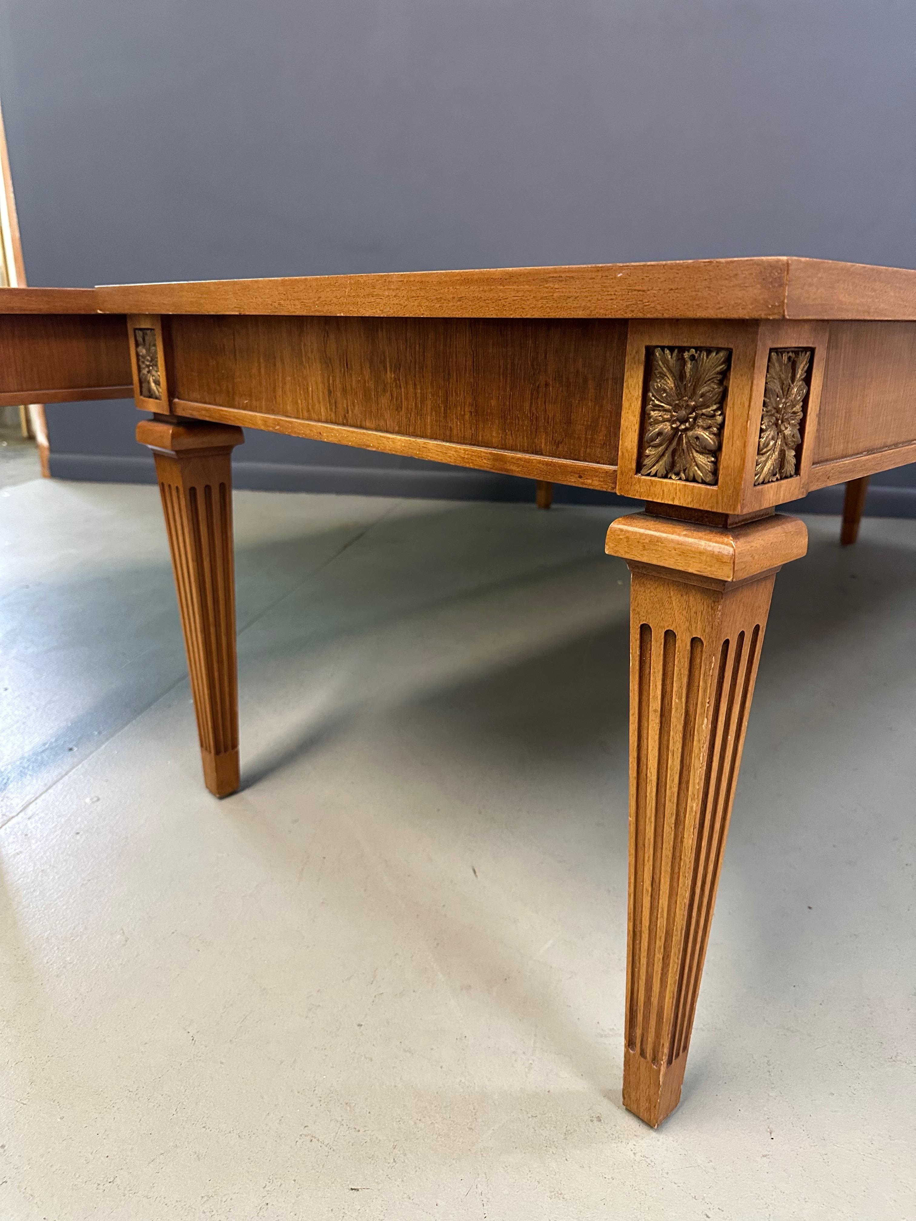Bois de rose Paire de tables de style néoclassique du milieu du siècle avec plateaux en bois de rose et pieds cannelés en vente
