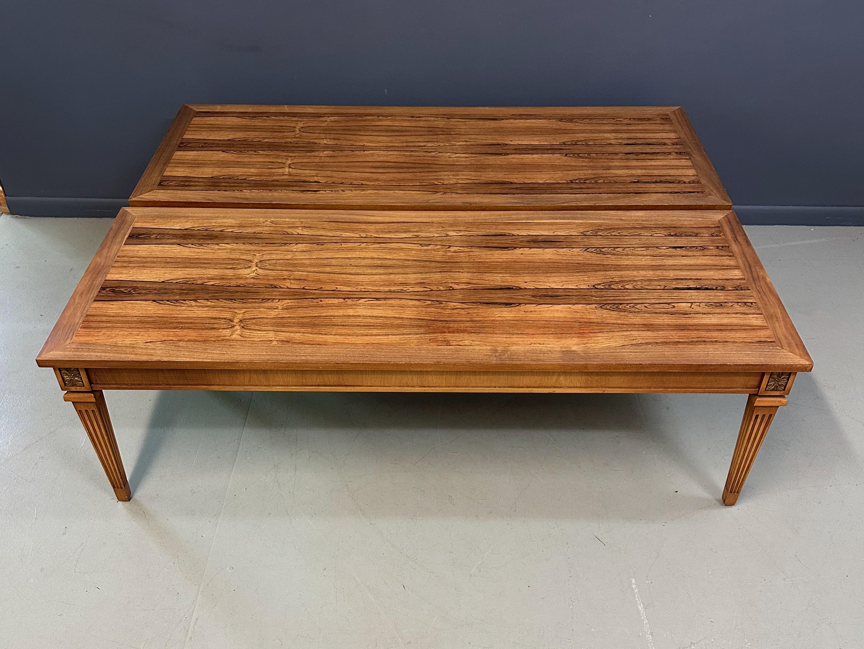 Paire de tables de style néoclassique du milieu du siècle avec plateaux en bois de rose et pieds cannelés en vente 1