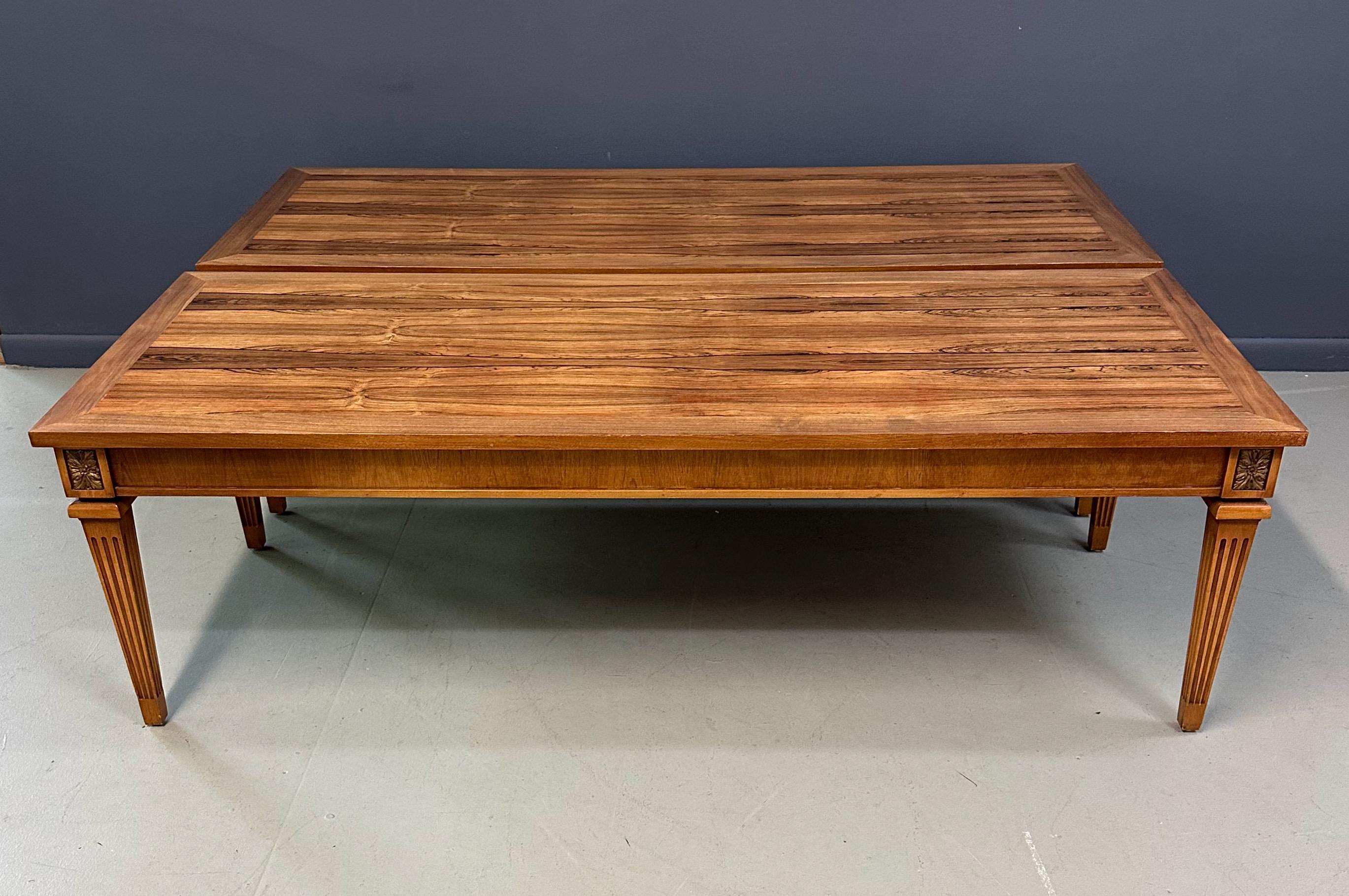 Paire de tables de style néoclassique du milieu du siècle avec plateaux en bois de rose et pieds cannelés en vente 2