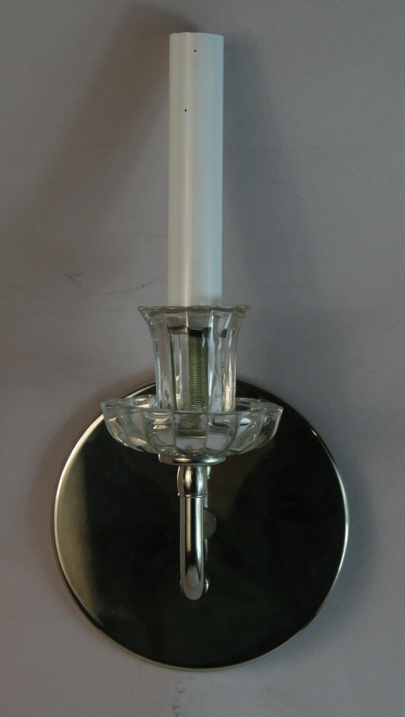 1874 Paire d'appliques à un bras en nickel avec verre tulipe
Nouveau câblage 
Prend une ampoule de 60 watts à base de candélabre