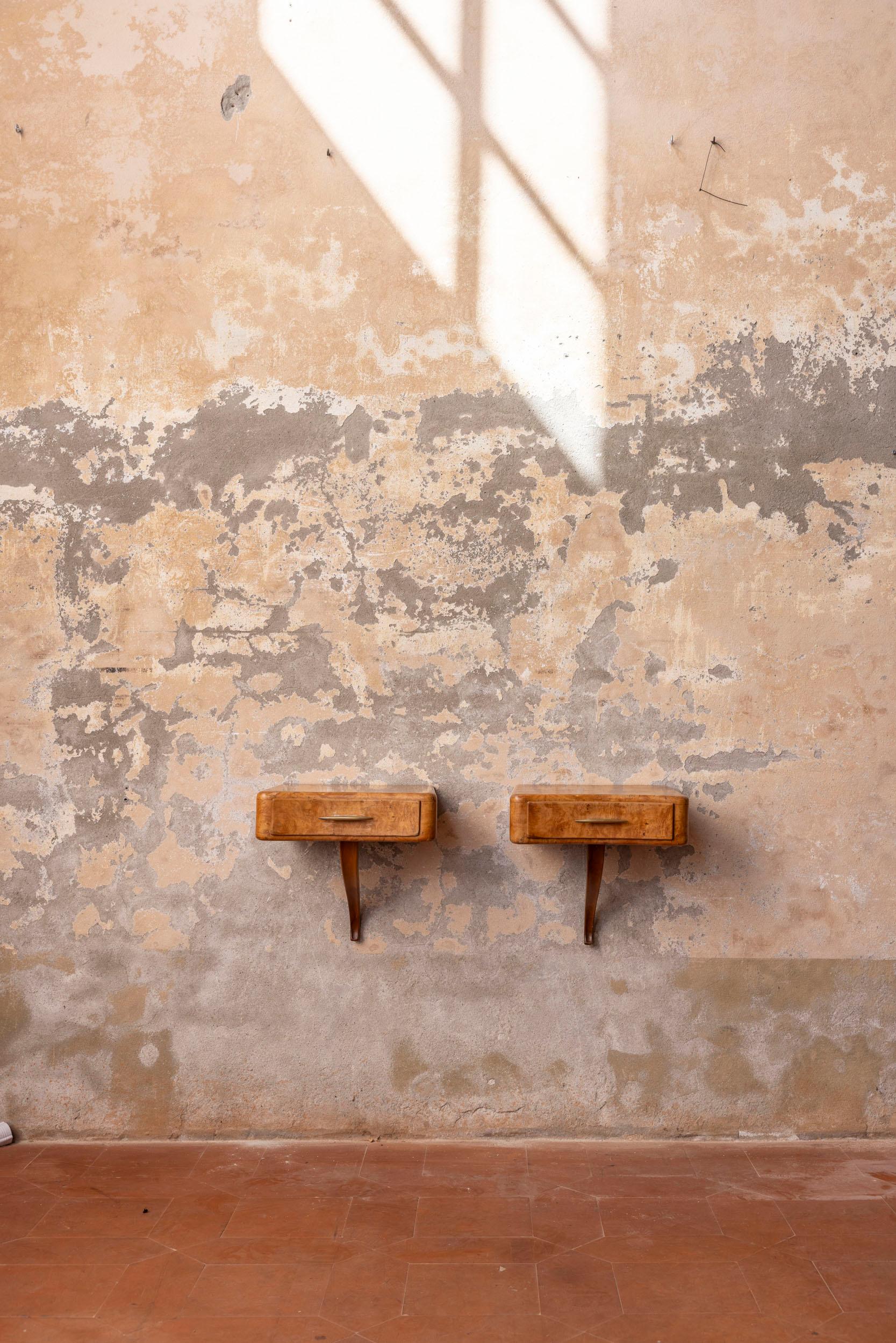 Coppia di comodini di metà secolo attribuiti a Osvaldo Borsani in legno di radica, Italia, anni '40
Elegante coppia di comodini a parete italiani attribuiti a Osvaldo Borsani, realizzati negli anni '40 e caratterizzati da impiallacciature di radica