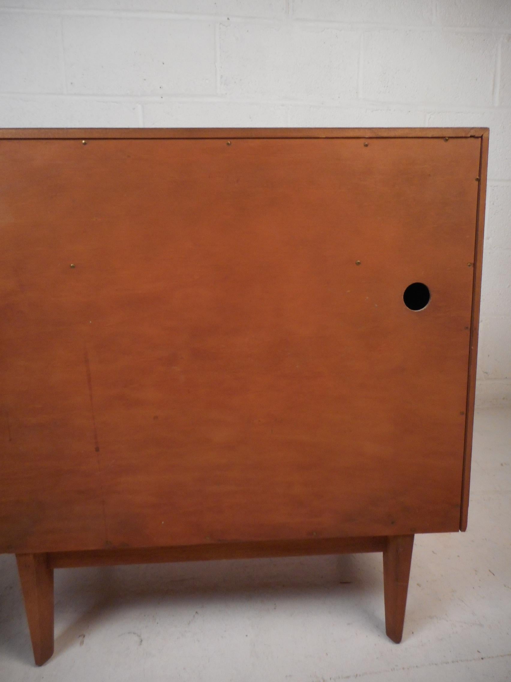 Pair of Midcentury Nightstands by Drexel Heritage 4