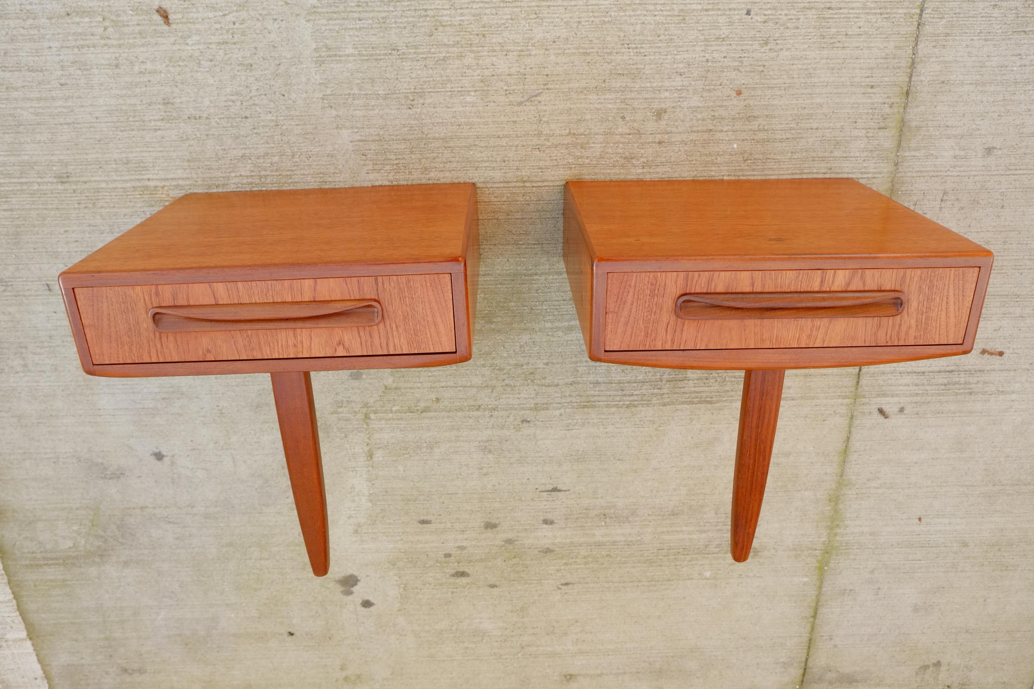 A pair of elegant midcentury 'floating' nightstands by G Plan. England, circa 1960. 

These pieces are beautifully made in two tones of teak wood. The nightstands feature a single drawer and slim-lipped drawer handles, which contrast beautifully