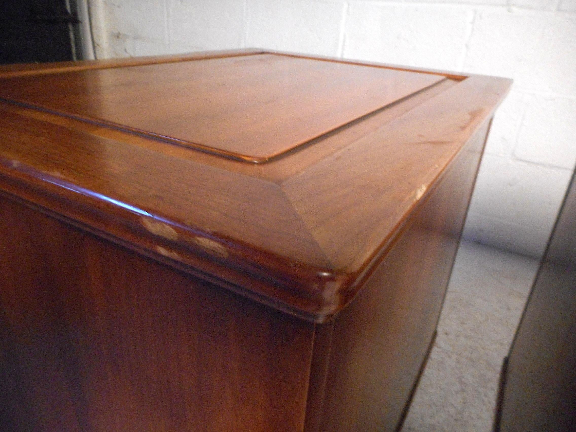 Pair of Midcentury Nightstands by John Widdicomb 7