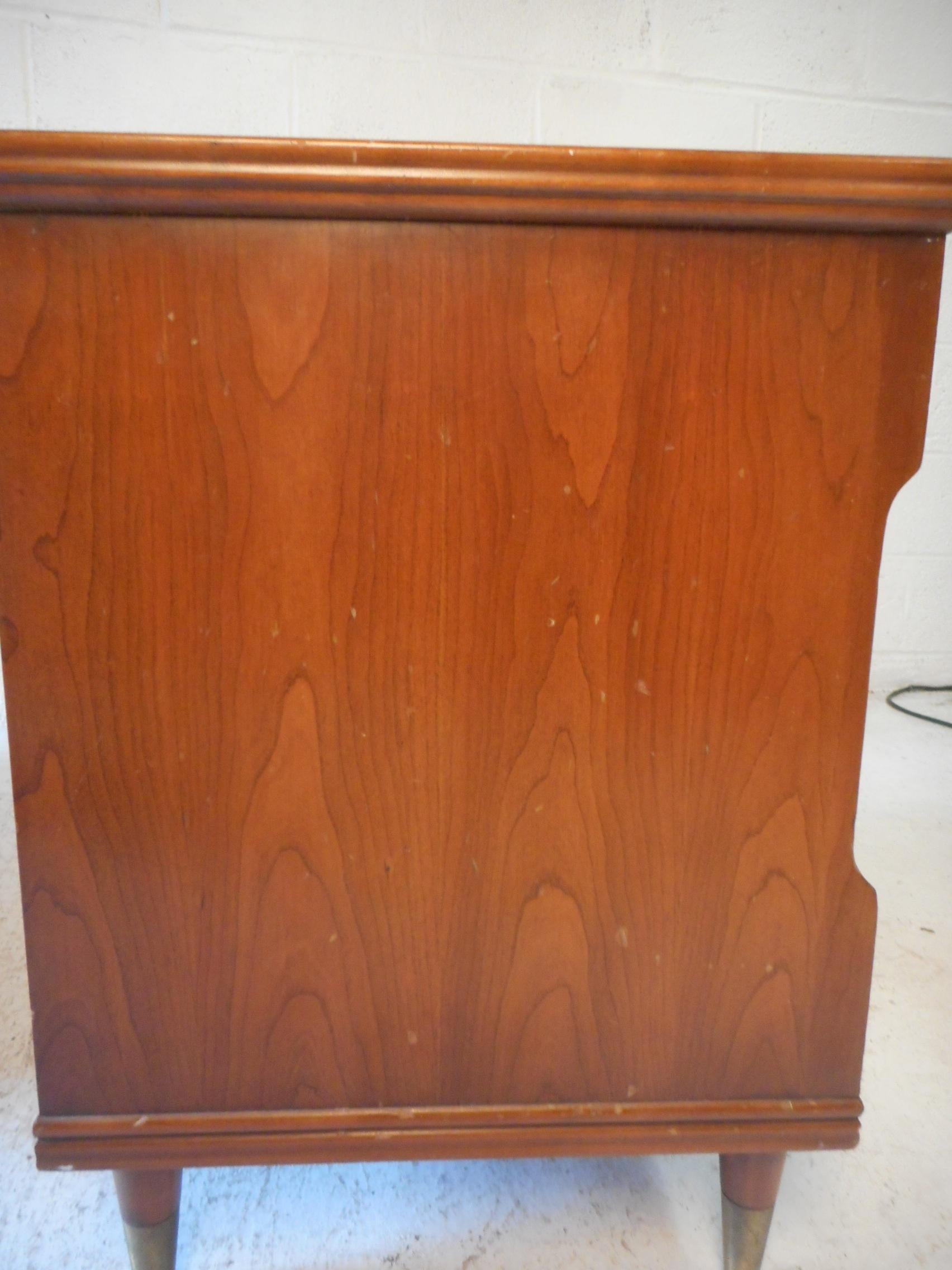 Pair of Midcentury Nightstands by John Widdicomb 9