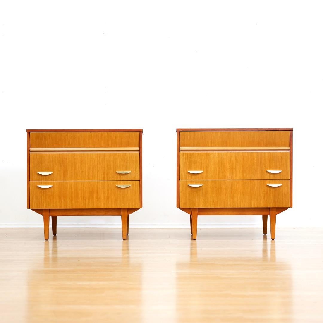 Questi comodini vintage della metà del secolo scorso sono stati prodotti da Symbol Furniture negli anni Sessanta. Un design minimalista con ferramenta in ottone e tre cassetti in ciascuno, un set bellissimo.