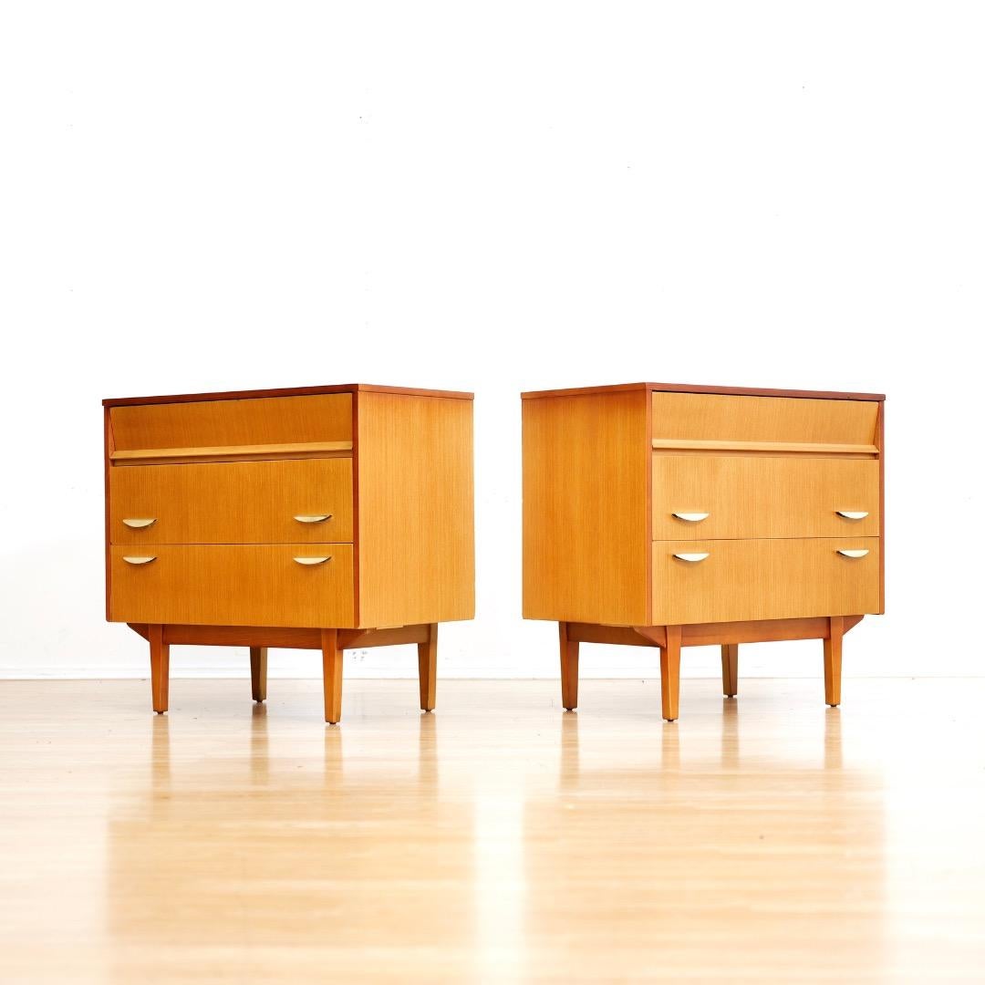 Mid-Century moderno Coppia di comodini Mid Century Furniture di Symbol Furniture in vendita