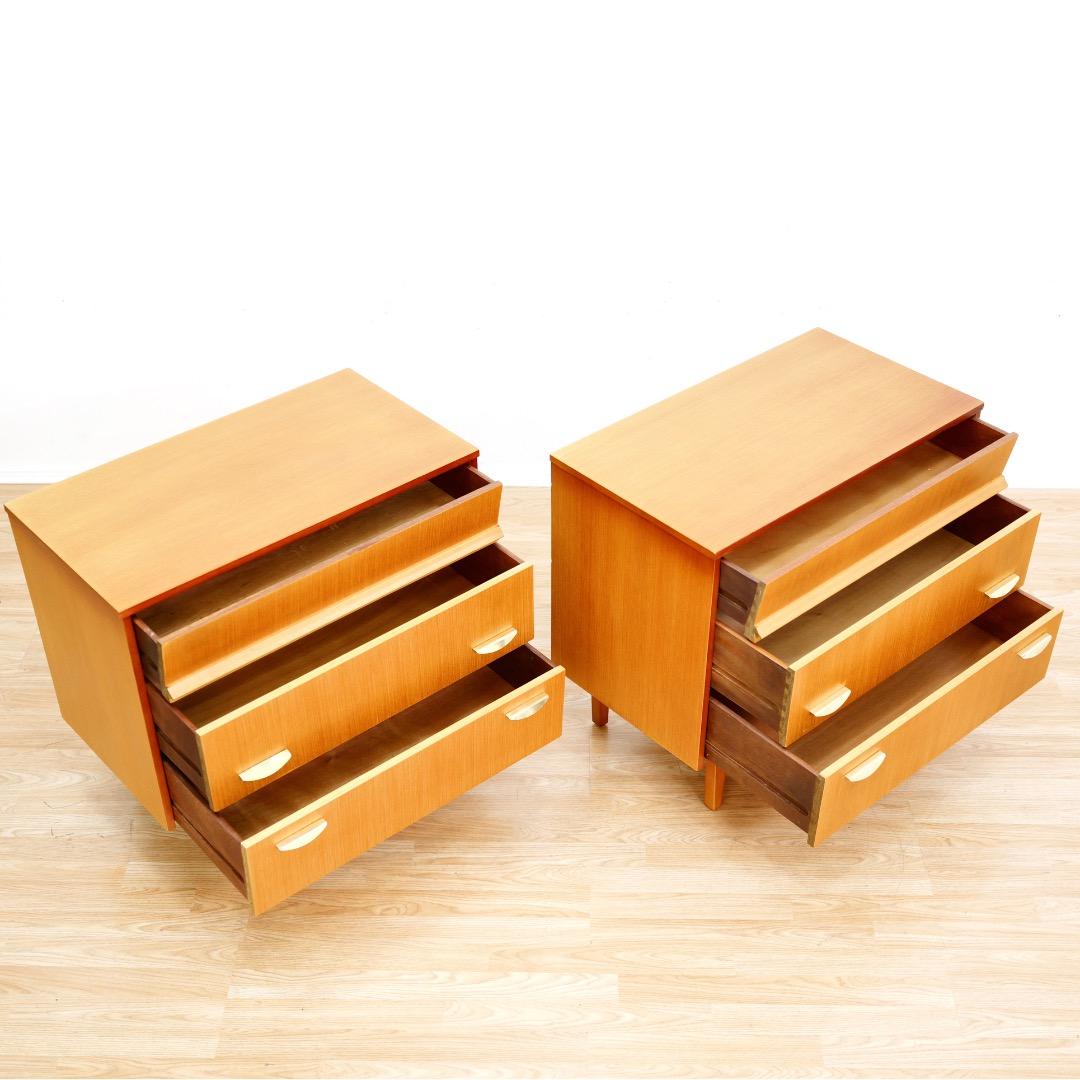 Britannico Coppia di comodini Mid Century Furniture di Symbol Furniture in vendita