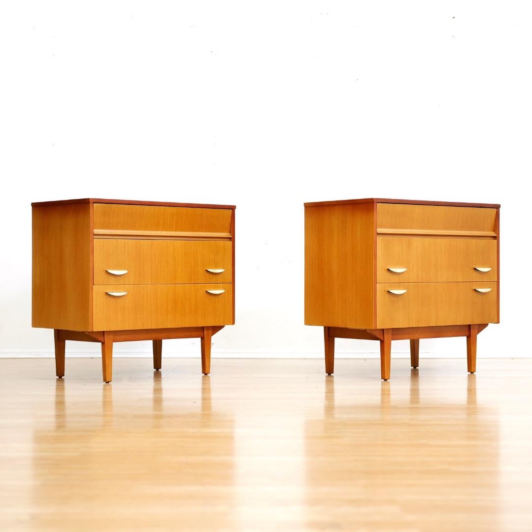 Impiallacciato Coppia di comodini Mid Century Furniture di Symbol Furniture in vendita