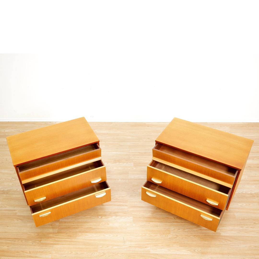 Metà XX secolo Coppia di comodini Mid Century Furniture di Symbol Furniture in vendita