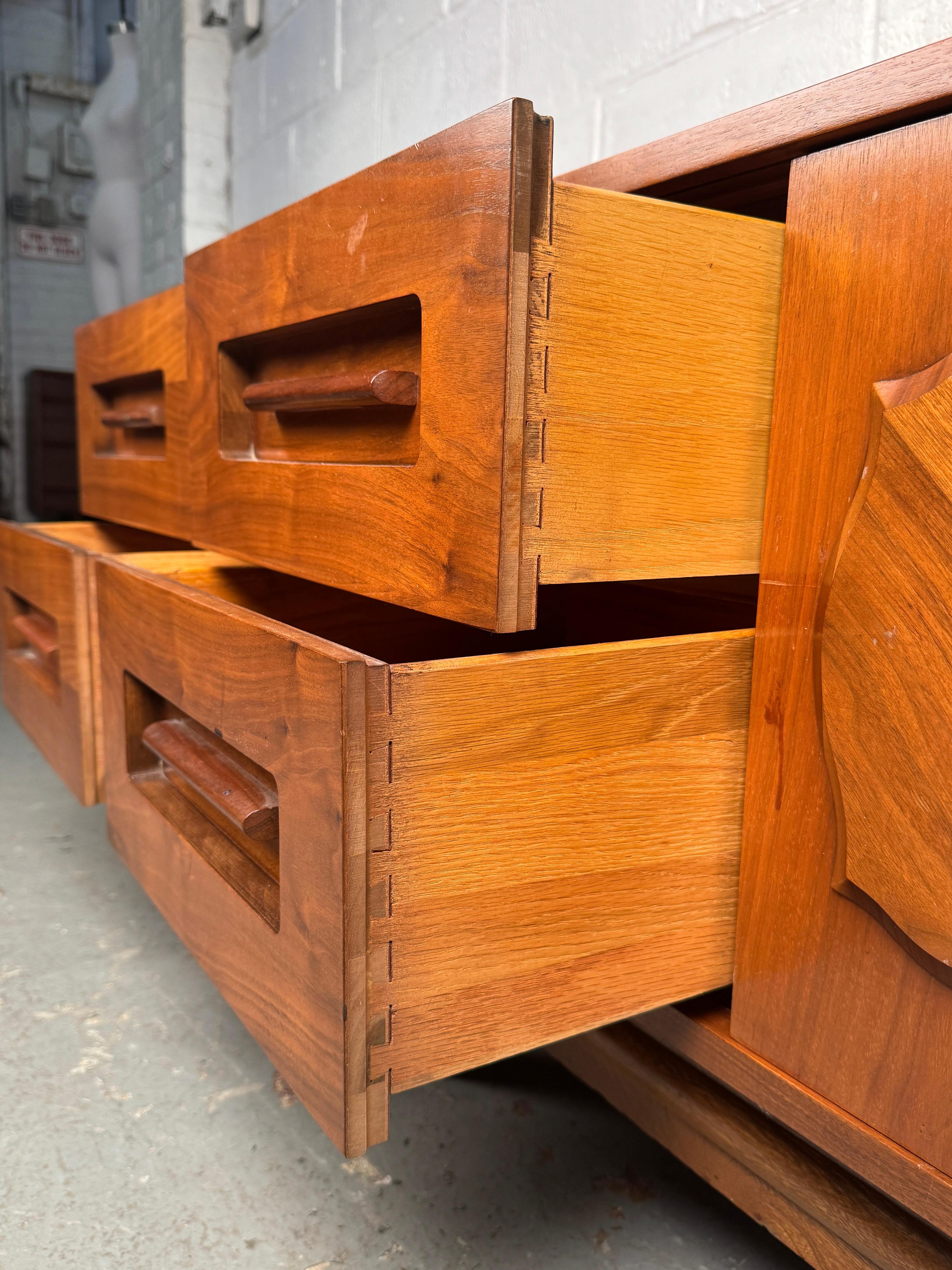 Pair of Mid-Century Nightstands by Young Manufacturing For Sale 6