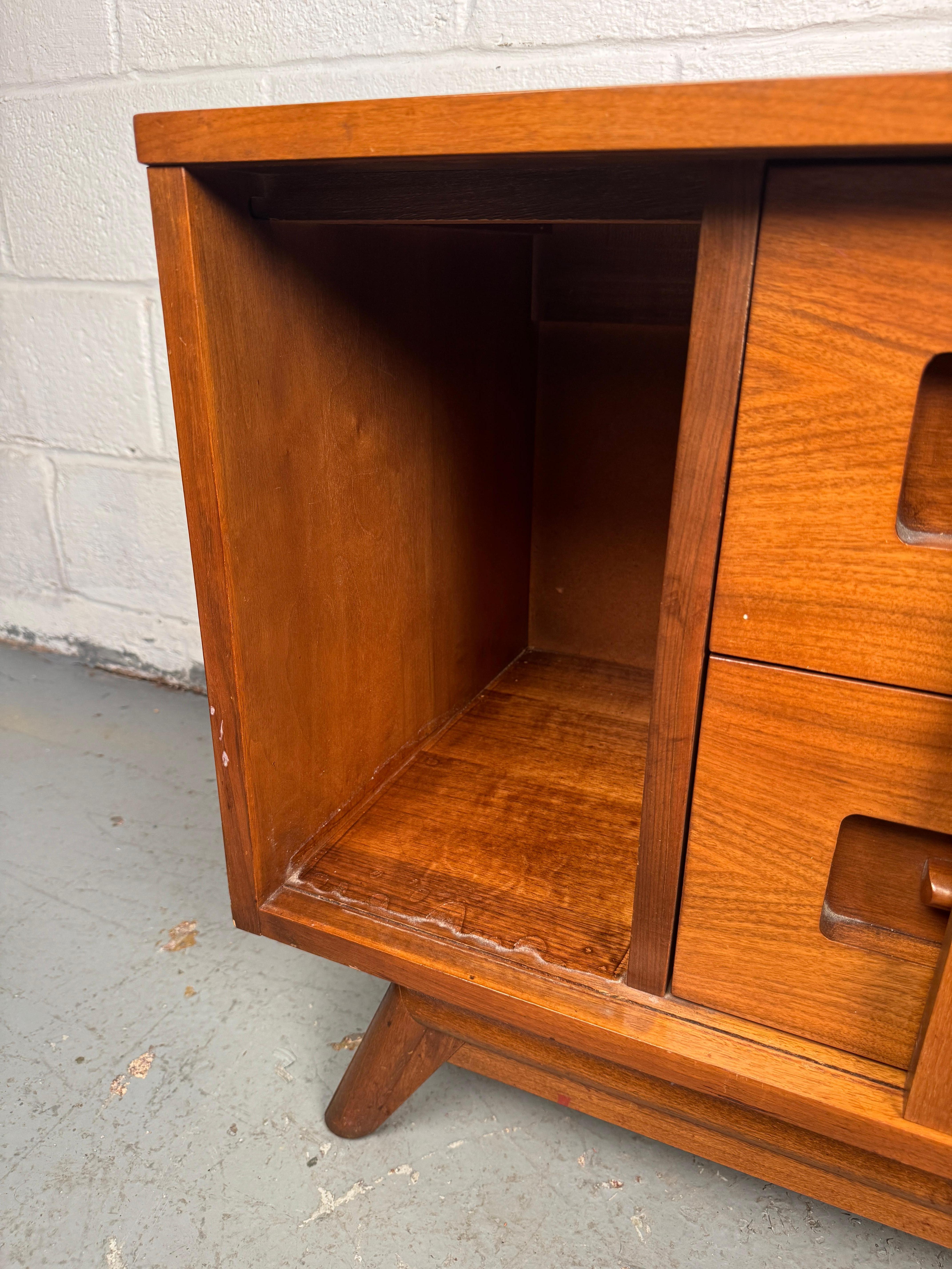Pair of Mid-Century Nightstands by Young Manufacturing For Sale 10