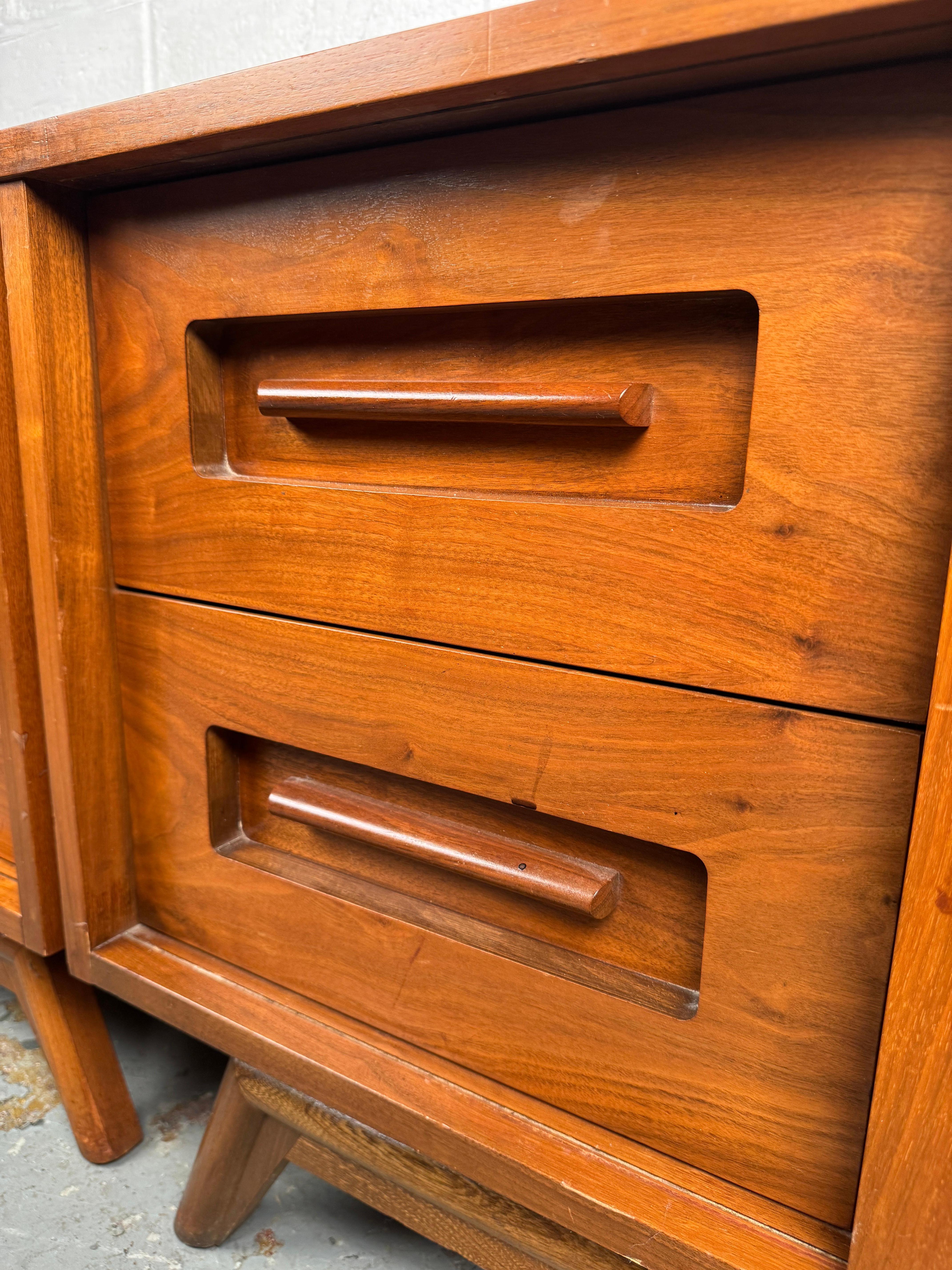 Pair of Mid-Century Nightstands by Young Manufacturing For Sale 11