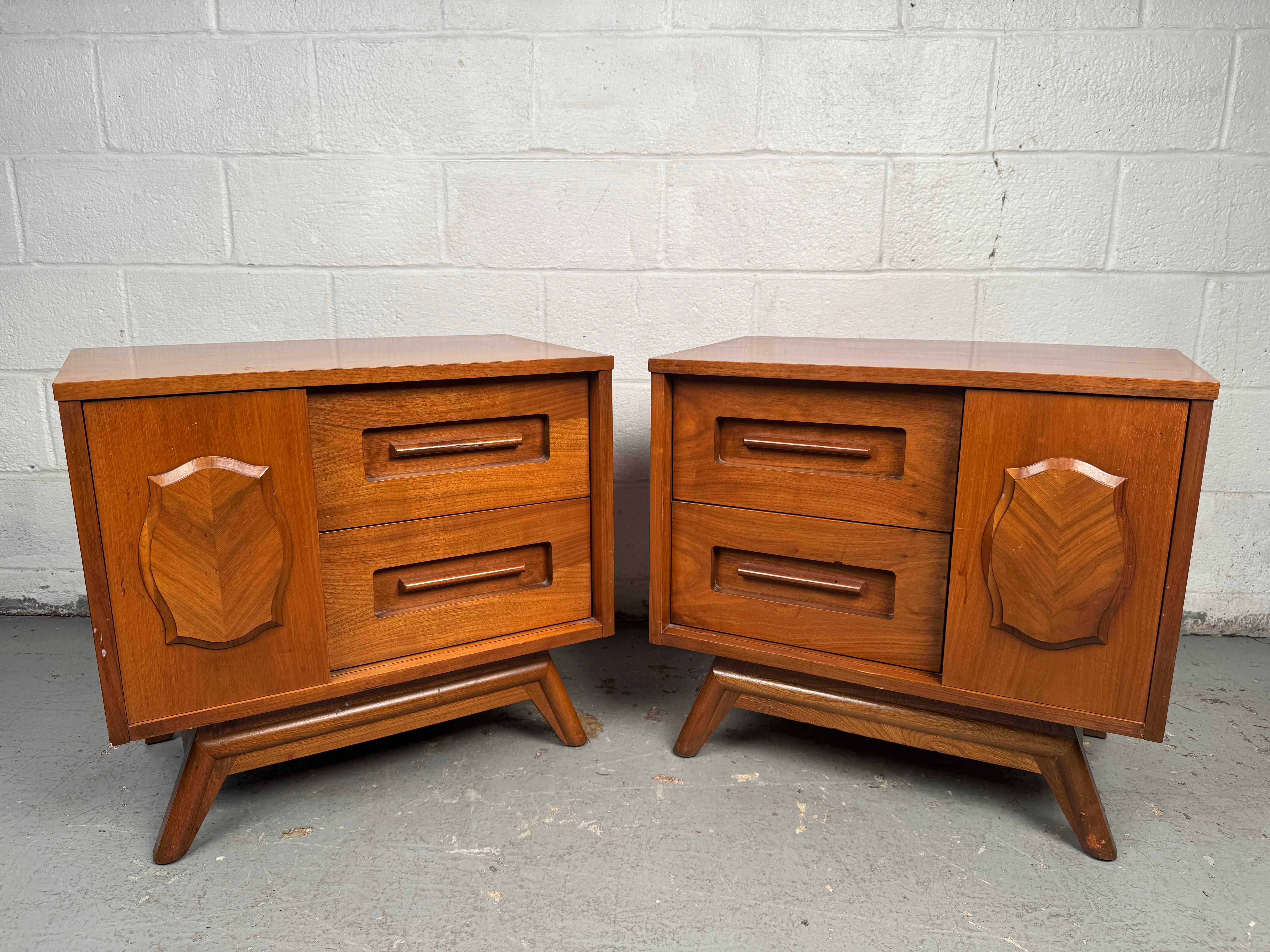 Mid-Century Modern Pair of Mid-Century Nightstands by Young Manufacturing For Sale