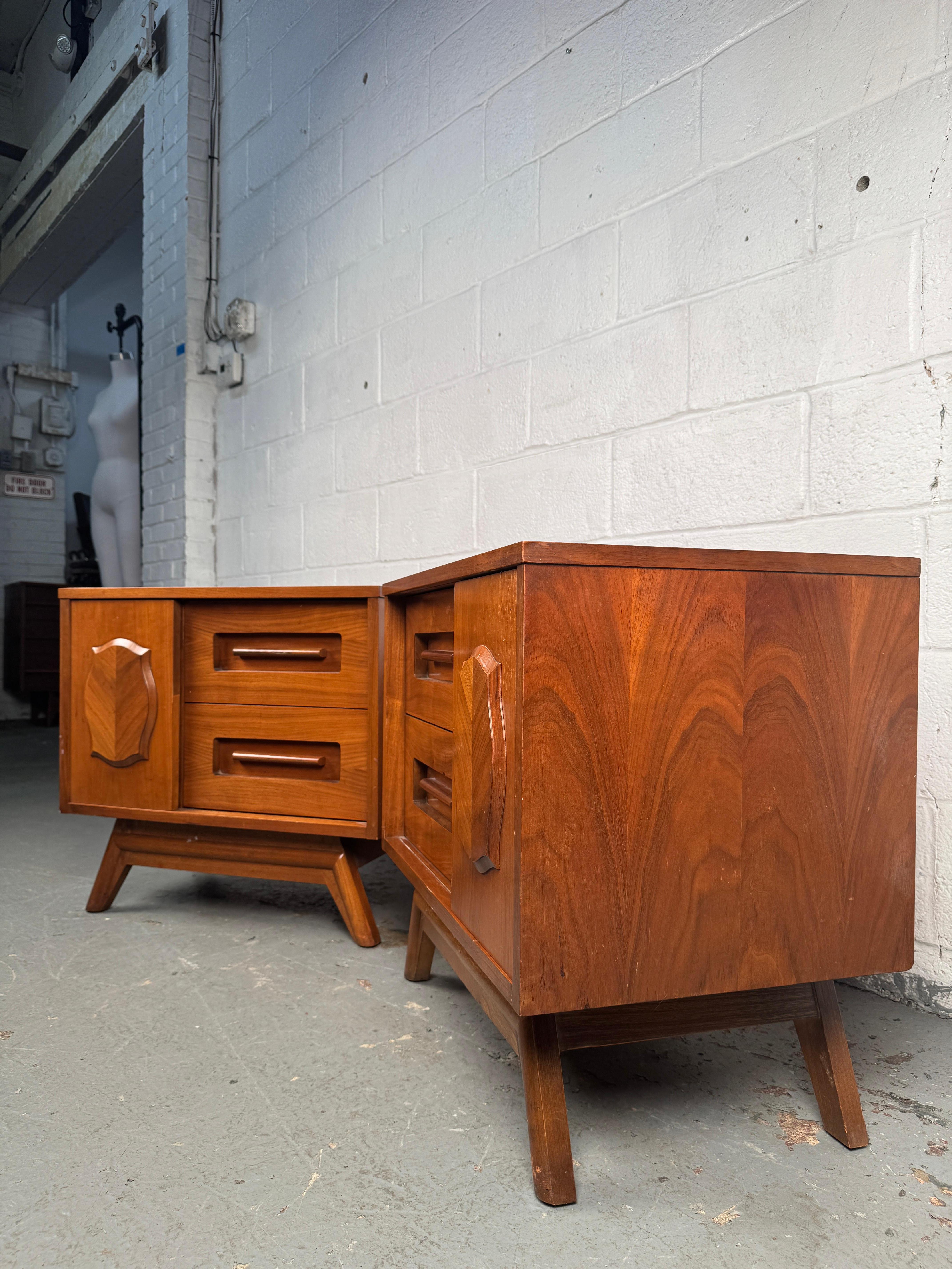 Pair of Mid-Century Nightstands by Young Manufacturing In Good Condition For Sale In Brooklyn, NY
