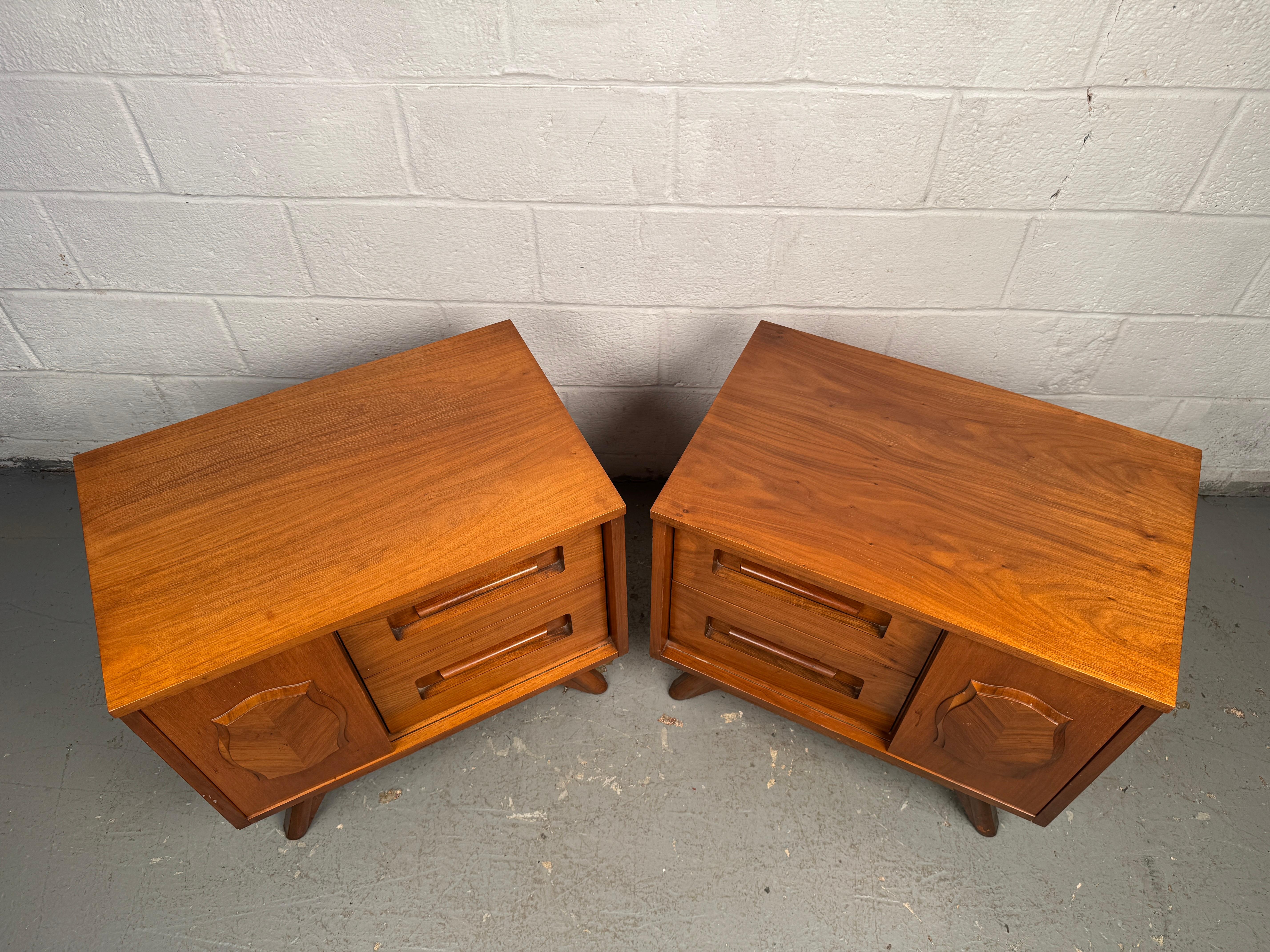 20th Century Pair of Mid-Century Nightstands by Young Manufacturing For Sale