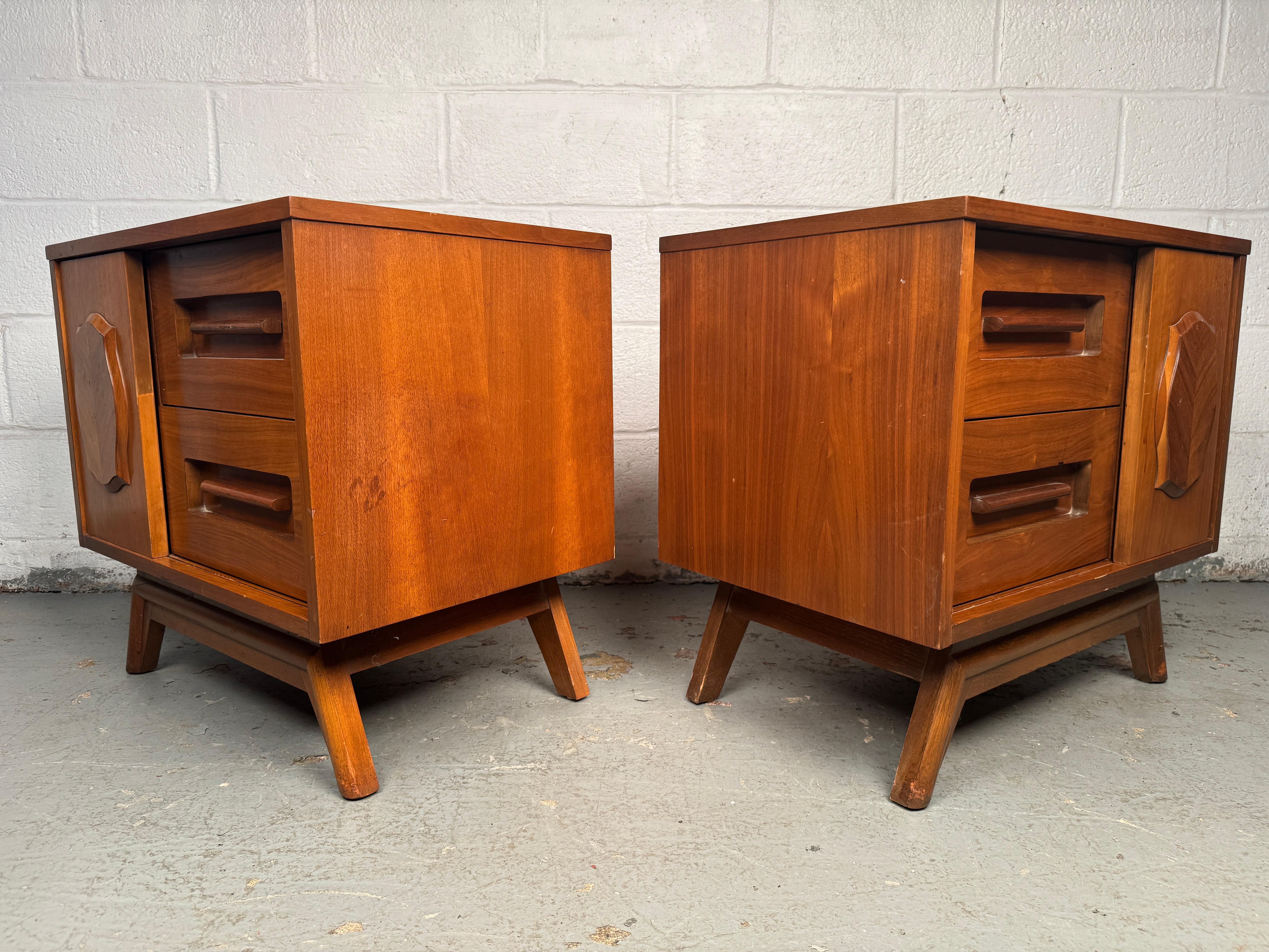 Walnut Pair of Mid-Century Nightstands by Young Manufacturing For Sale