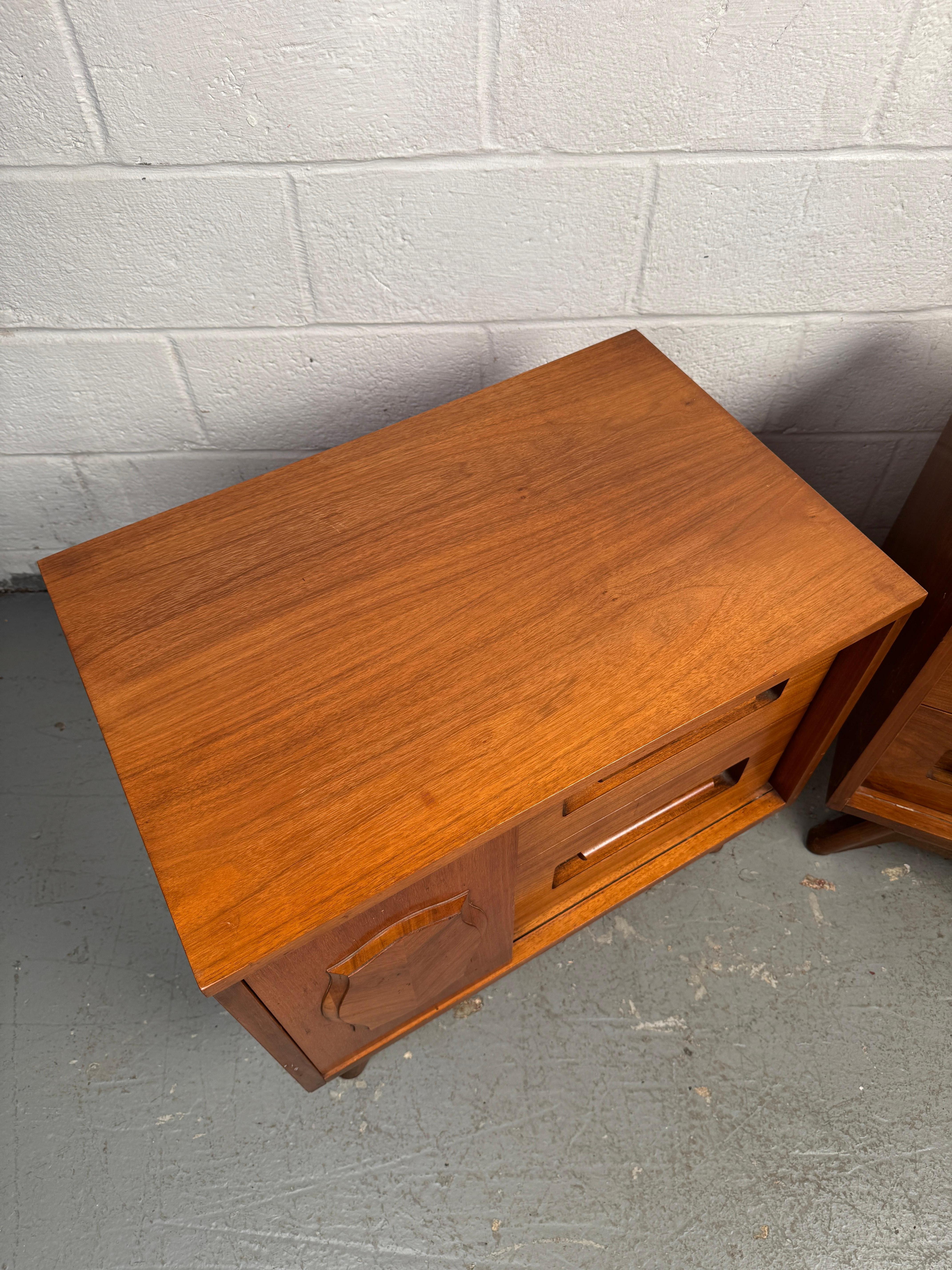 Pair of Mid-Century Nightstands by Young Manufacturing For Sale 1