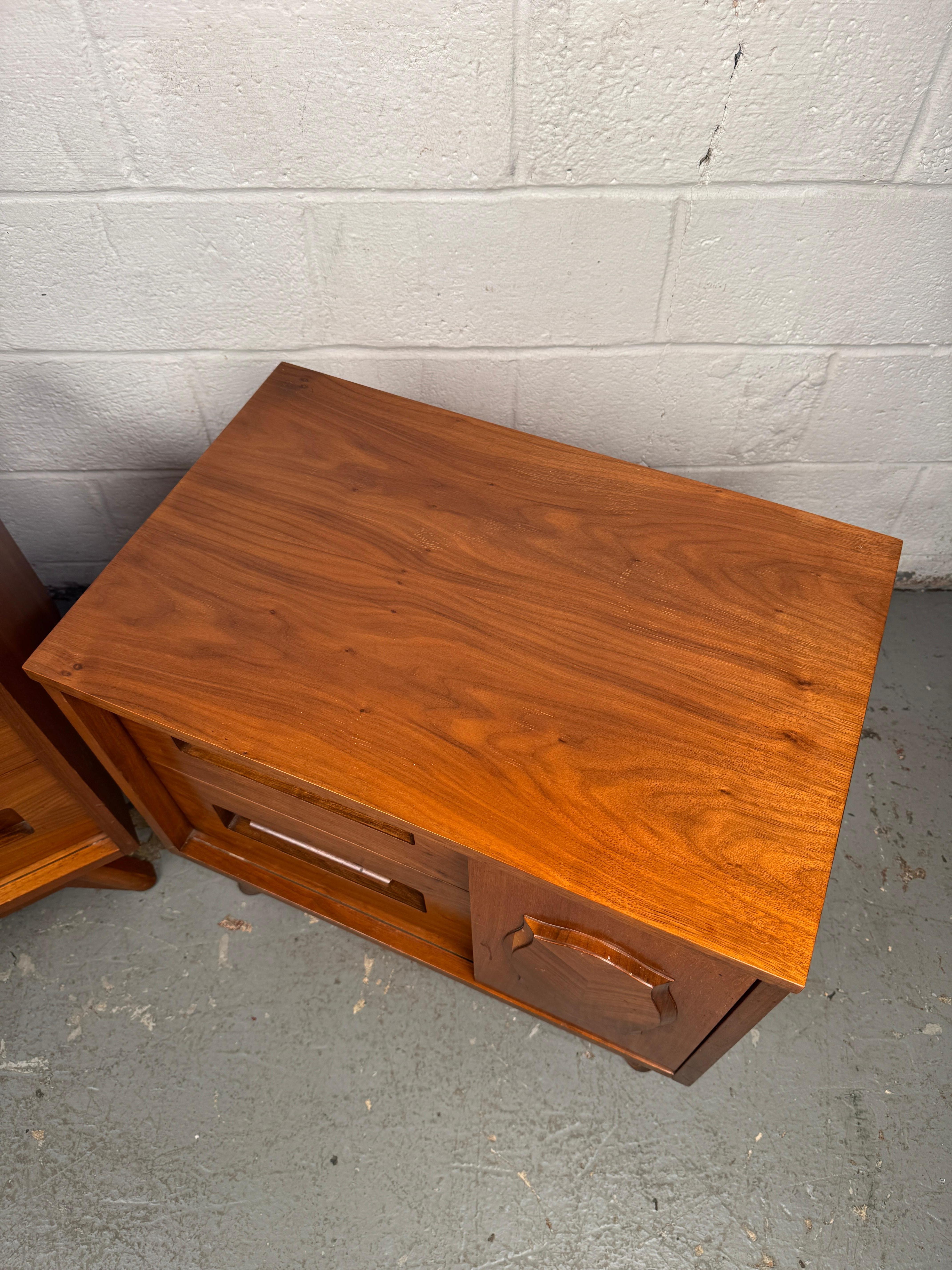 Pair of Mid-Century Nightstands by Young Manufacturing For Sale 2
