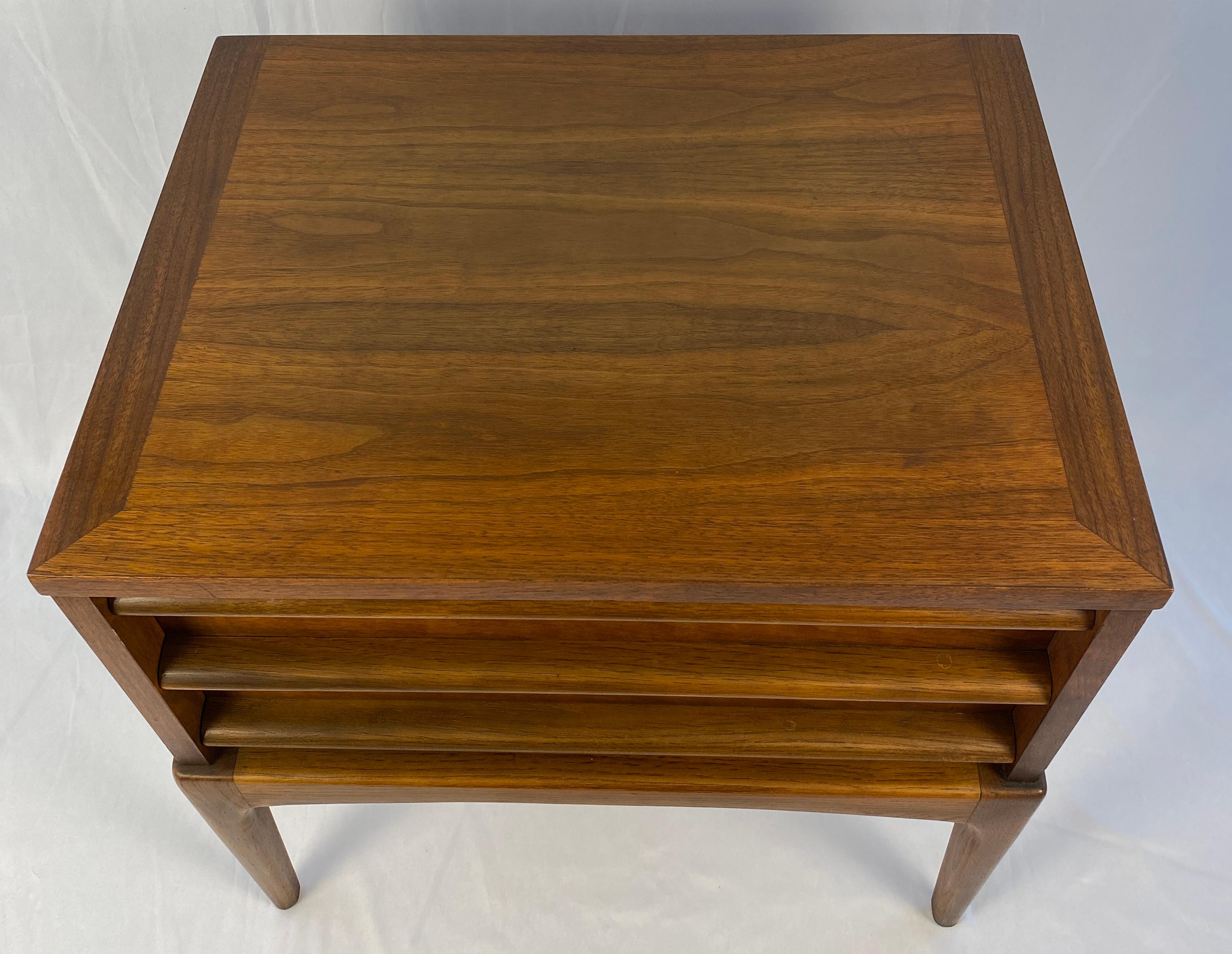 Pair of Mid Century Nightstands Paul McCobb Style Bedside Tables, Refinished In Good Condition For Sale In Miami, FL