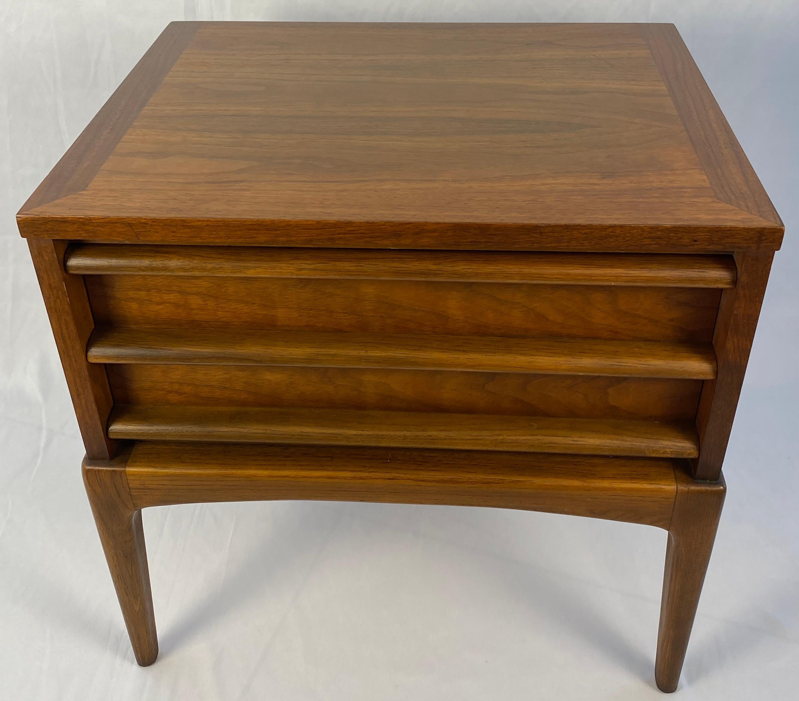 20th Century Pair of Mid Century Nightstands Paul McCobb Style Bedside Tables, Refinished For Sale