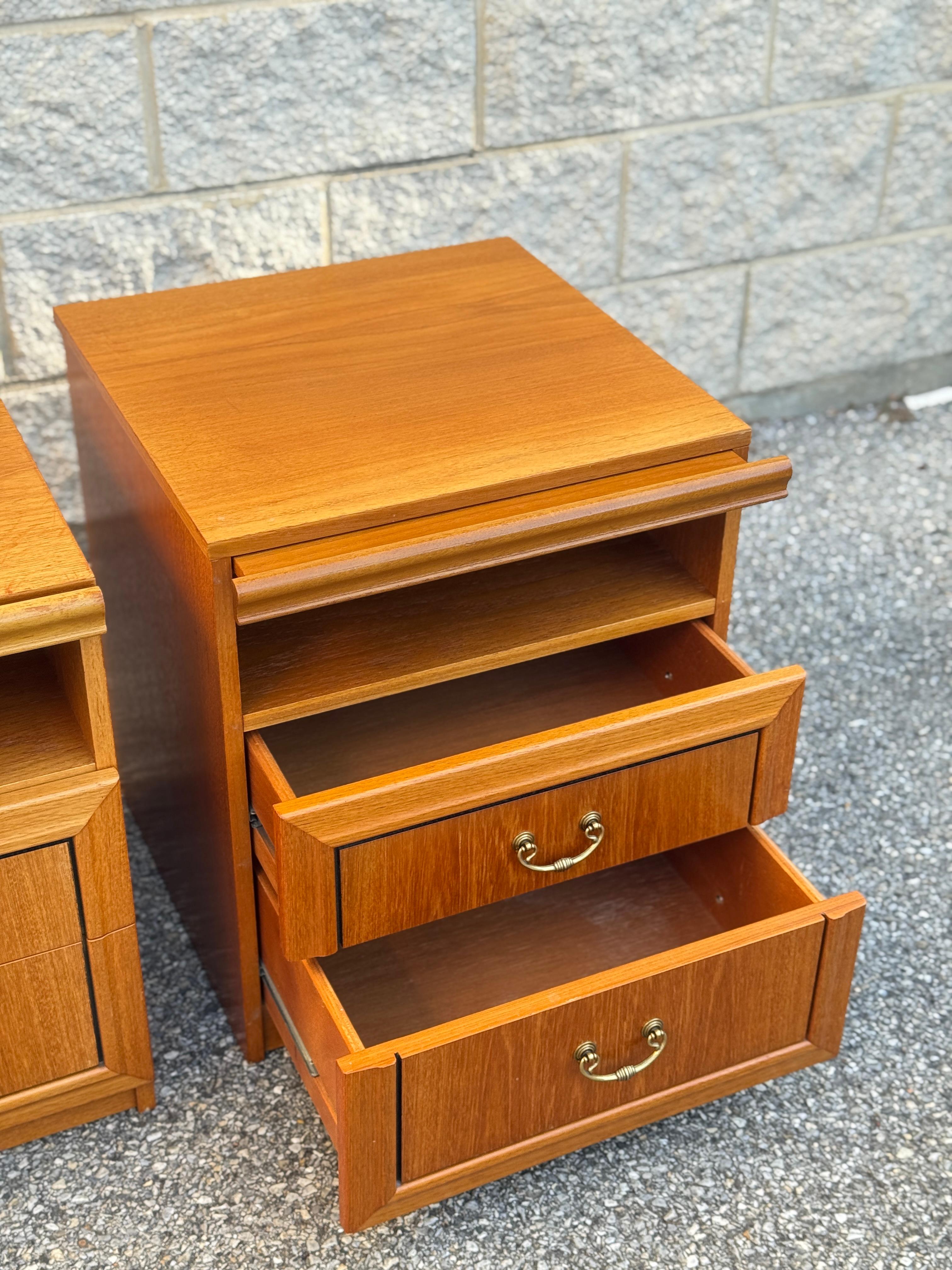 Paire de tables de nuit du milieu du siècle avec poignées en laiton en vente 3