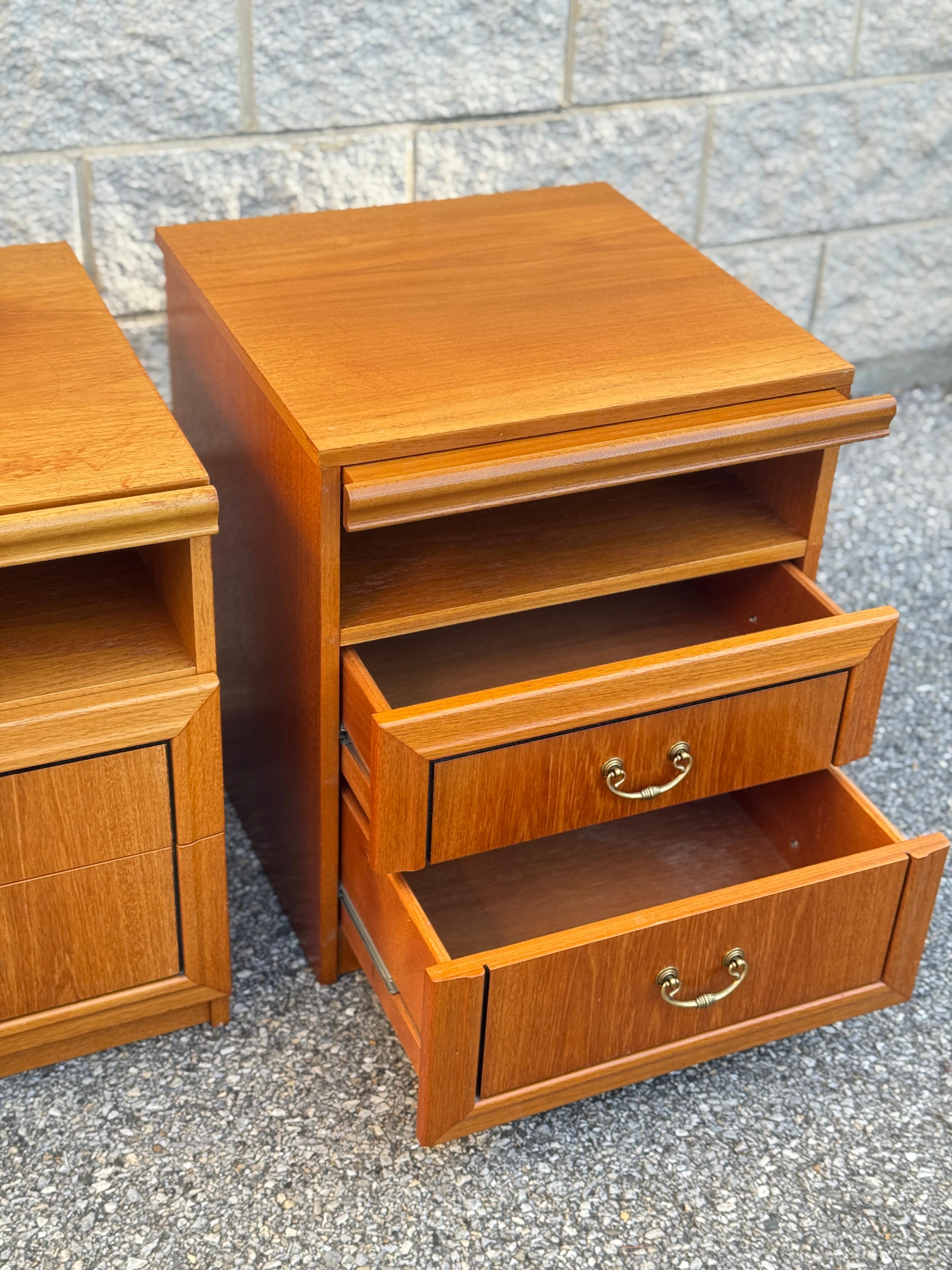 Paire de tables de nuit du milieu du siècle avec poignées en laiton en vente 4