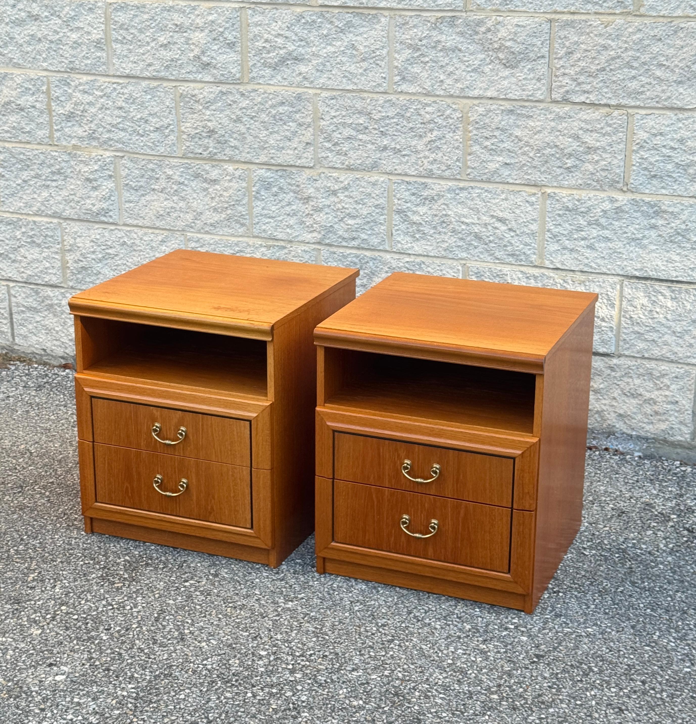 Mid-Century Modern Paire de tables de nuit du milieu du siècle avec poignées en laiton en vente