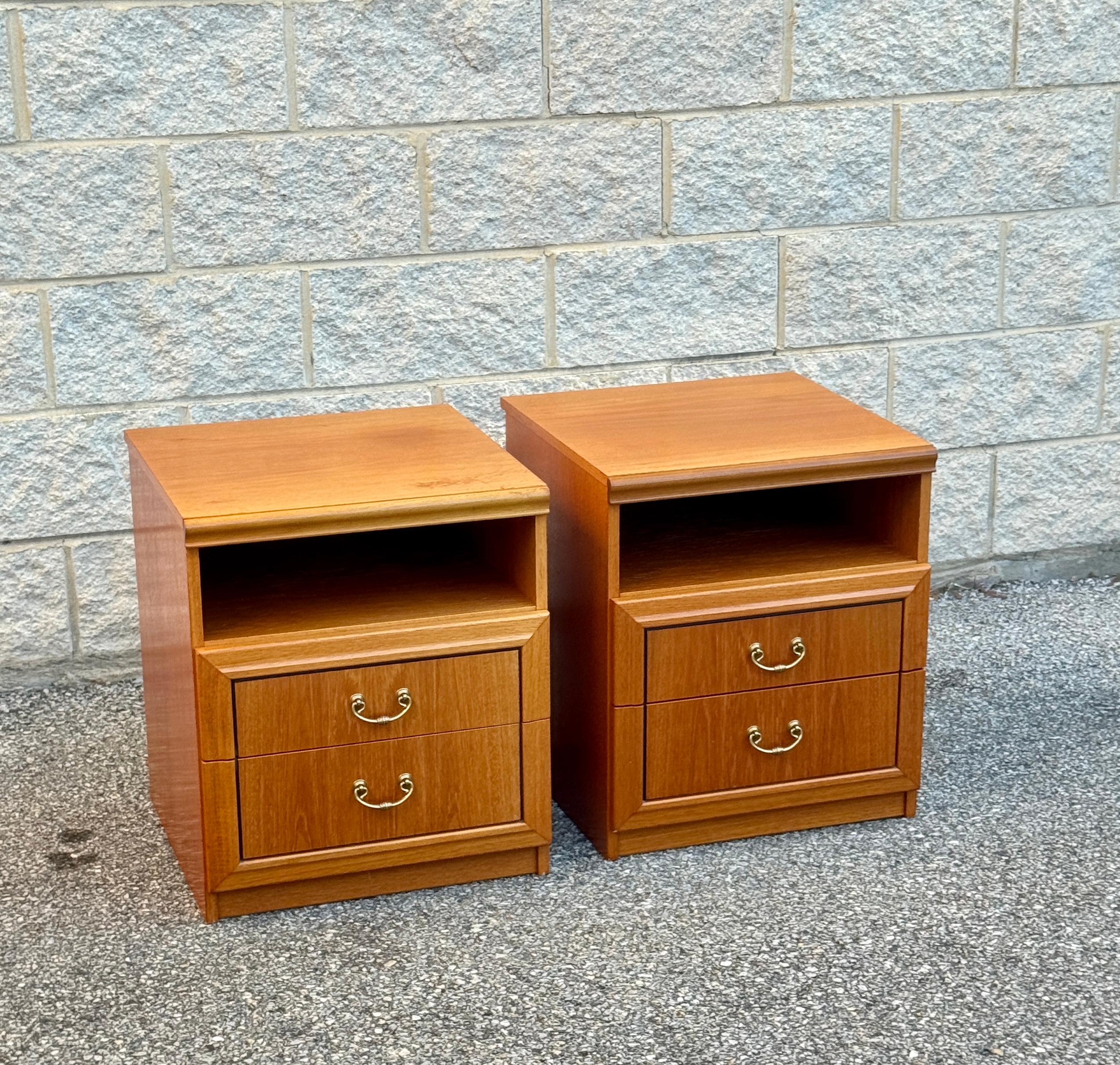 Américain Paire de tables de nuit du milieu du siècle avec poignées en laiton en vente