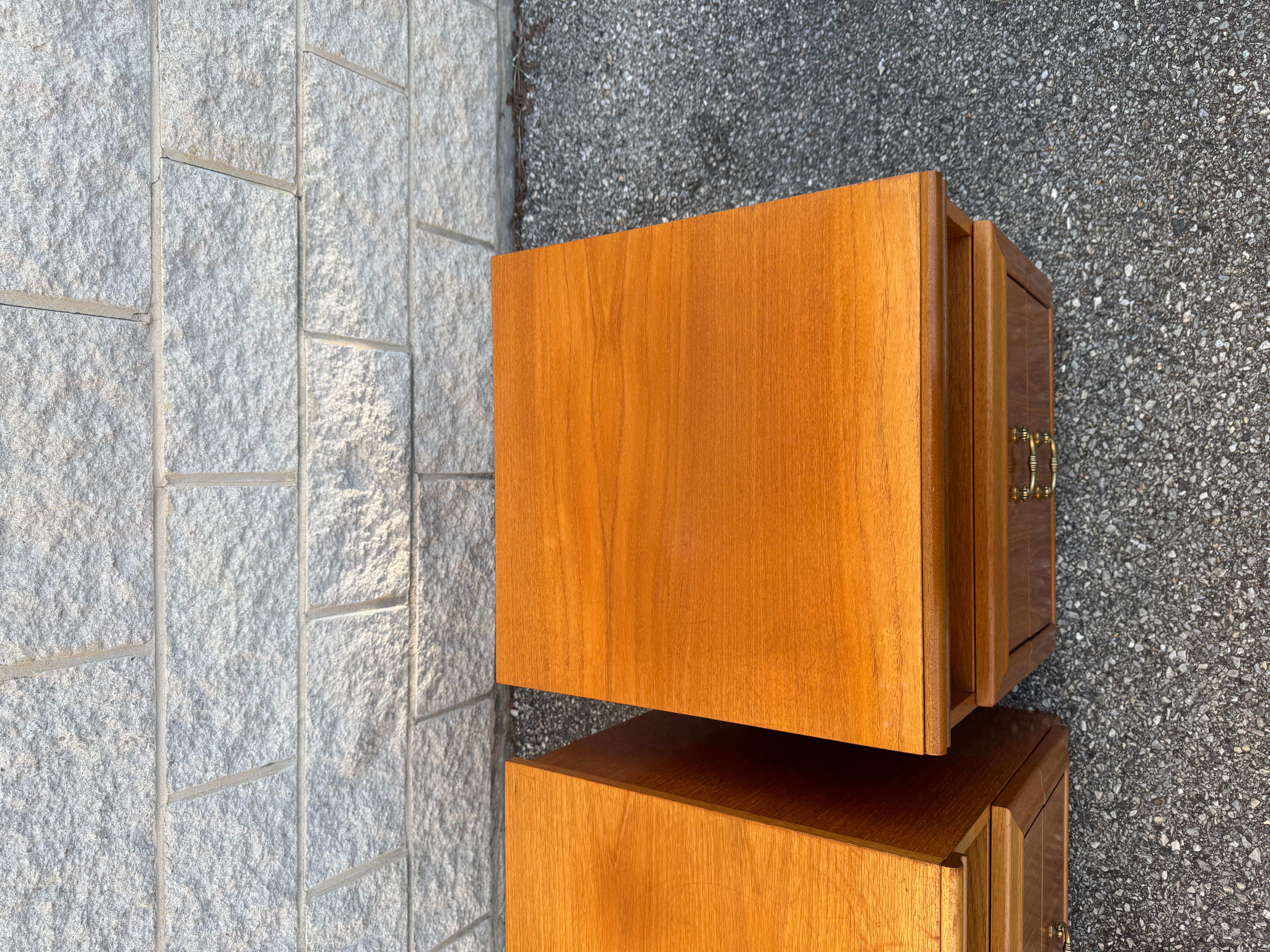 Paire de tables de nuit du milieu du siècle avec poignées en laiton Bon état - En vente à Elkton, MD