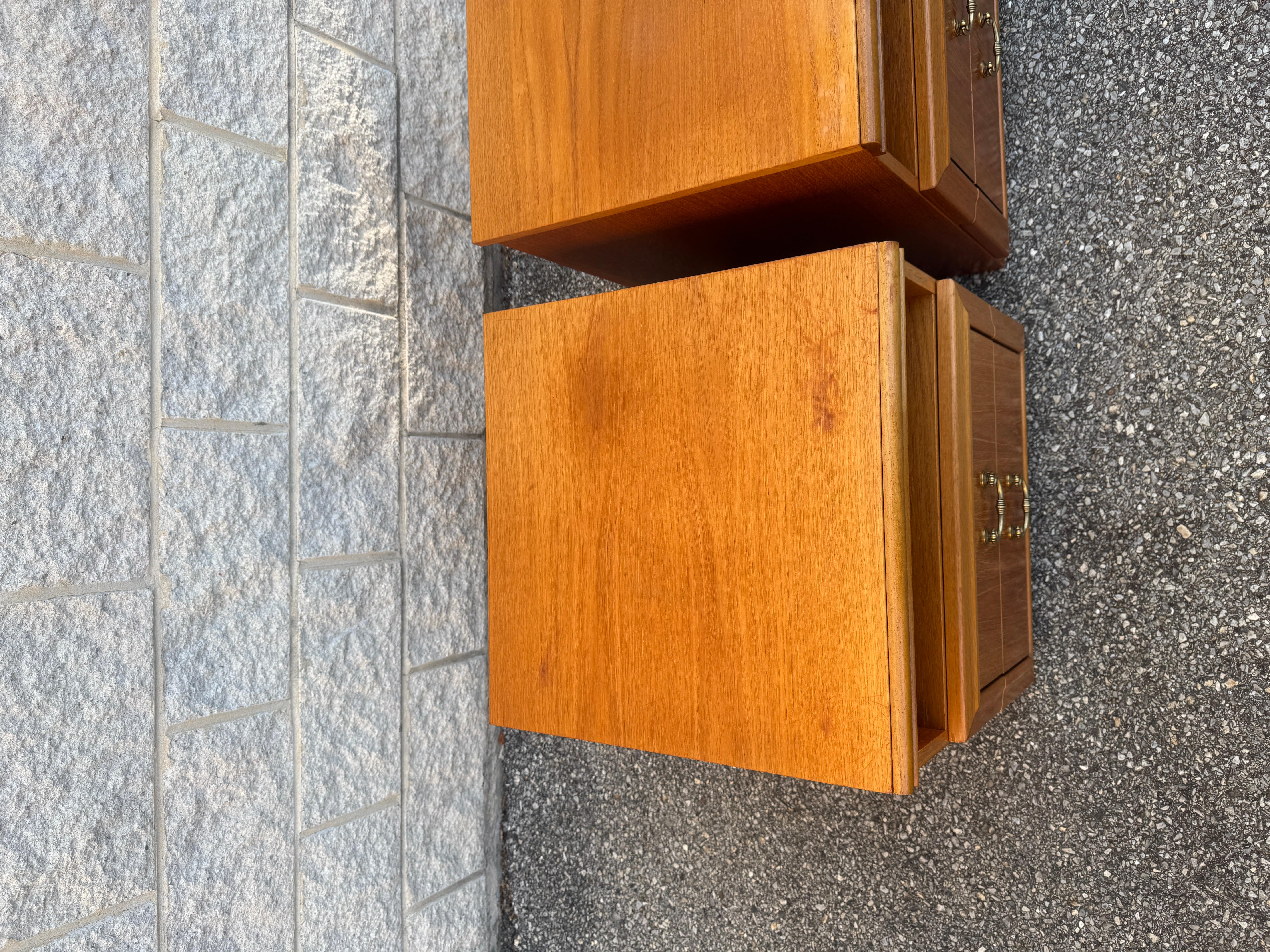 20ième siècle Paire de tables de nuit du milieu du siècle avec poignées en laiton en vente