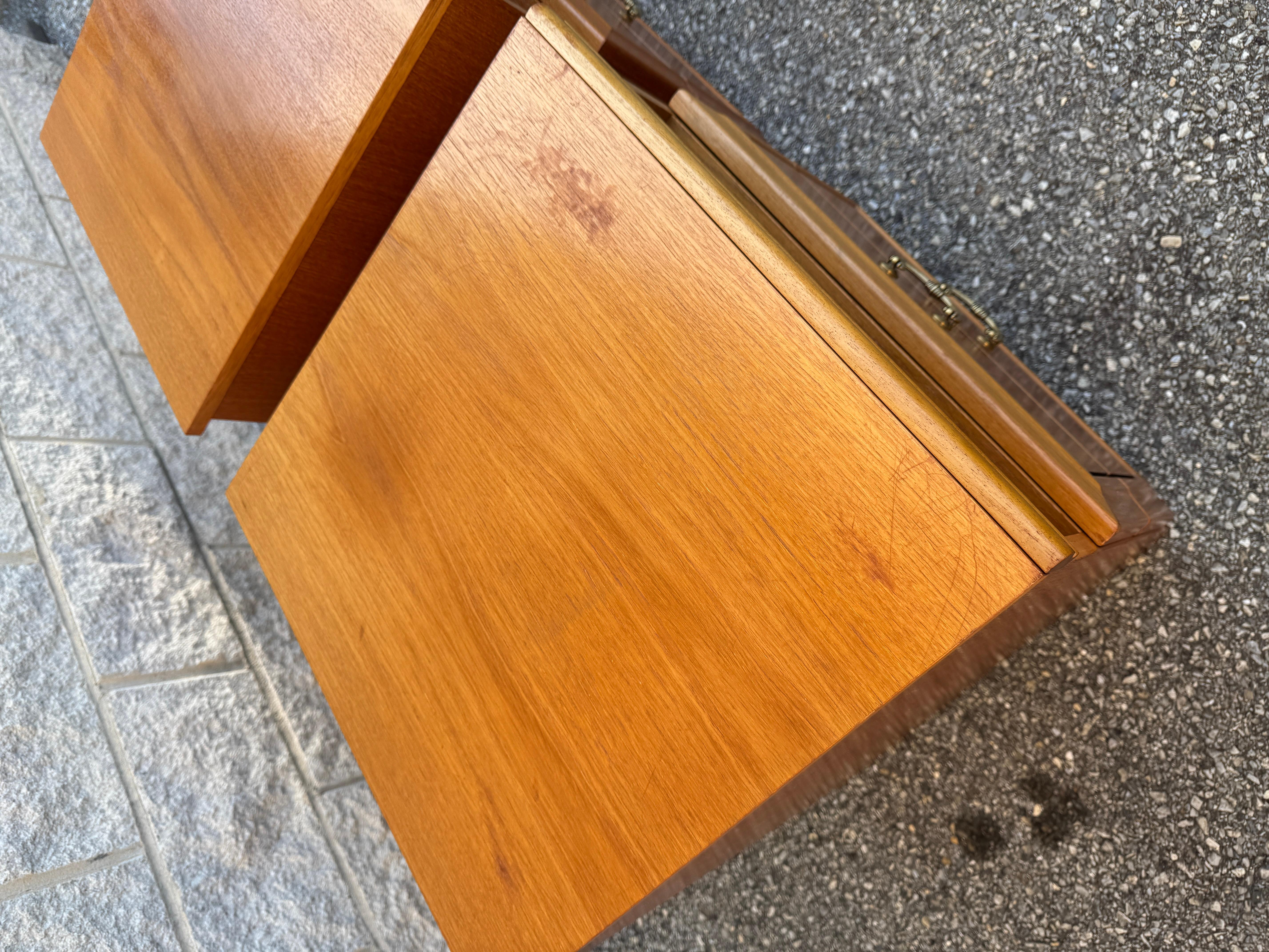 Noyer Paire de tables de nuit du milieu du siècle avec poignées en laiton en vente